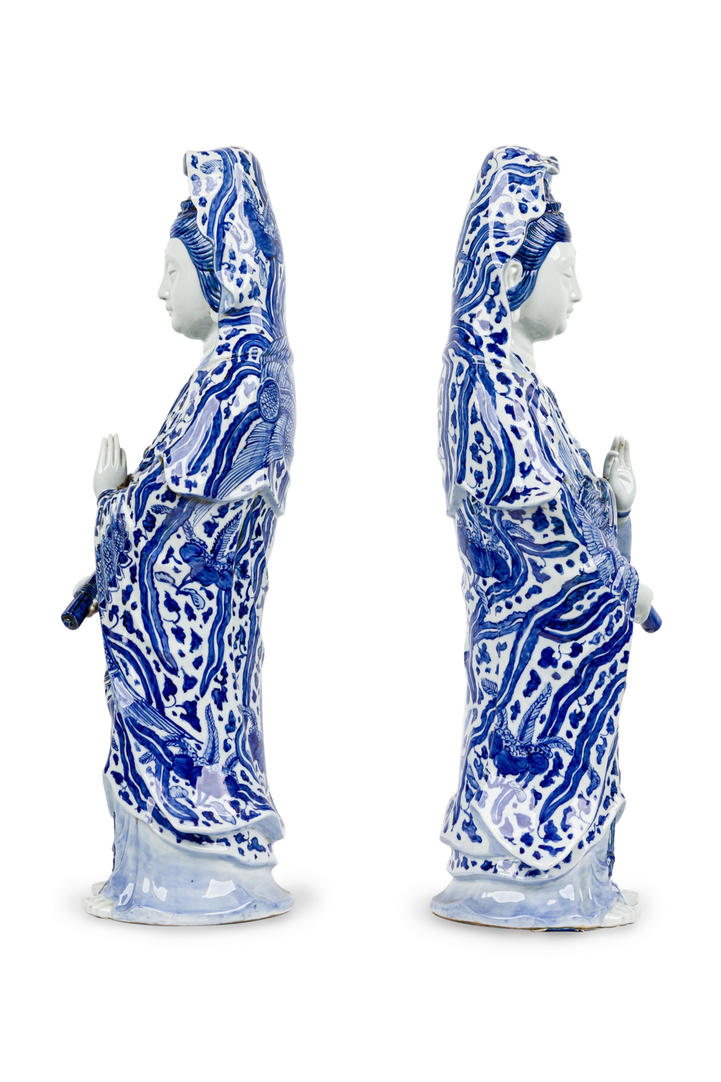 Exportation chinoise Paire de statuettes sur pied en porcelaine chinoise en vente