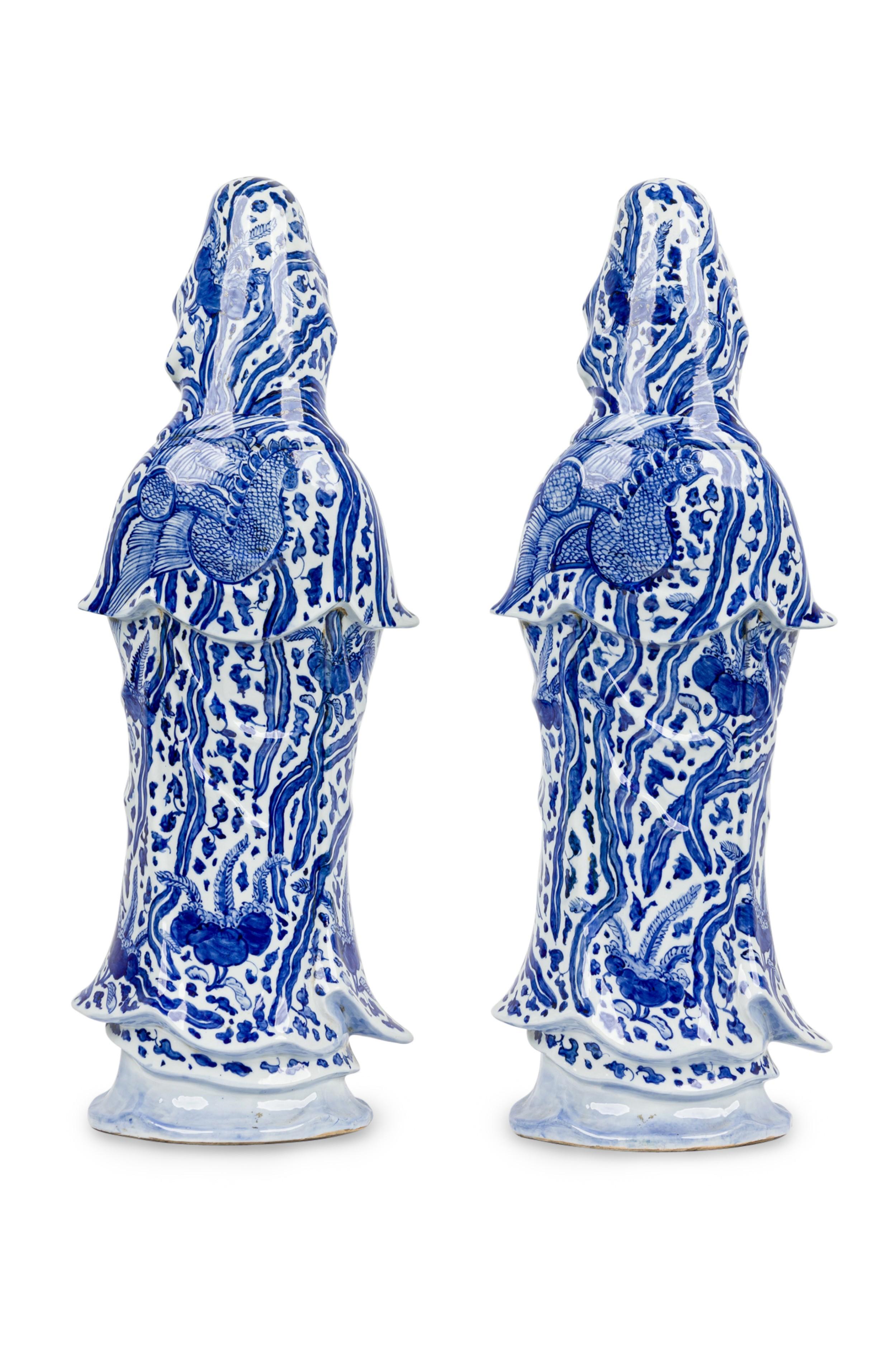 Chinois Paire de statuettes sur pied en porcelaine chinoise en vente