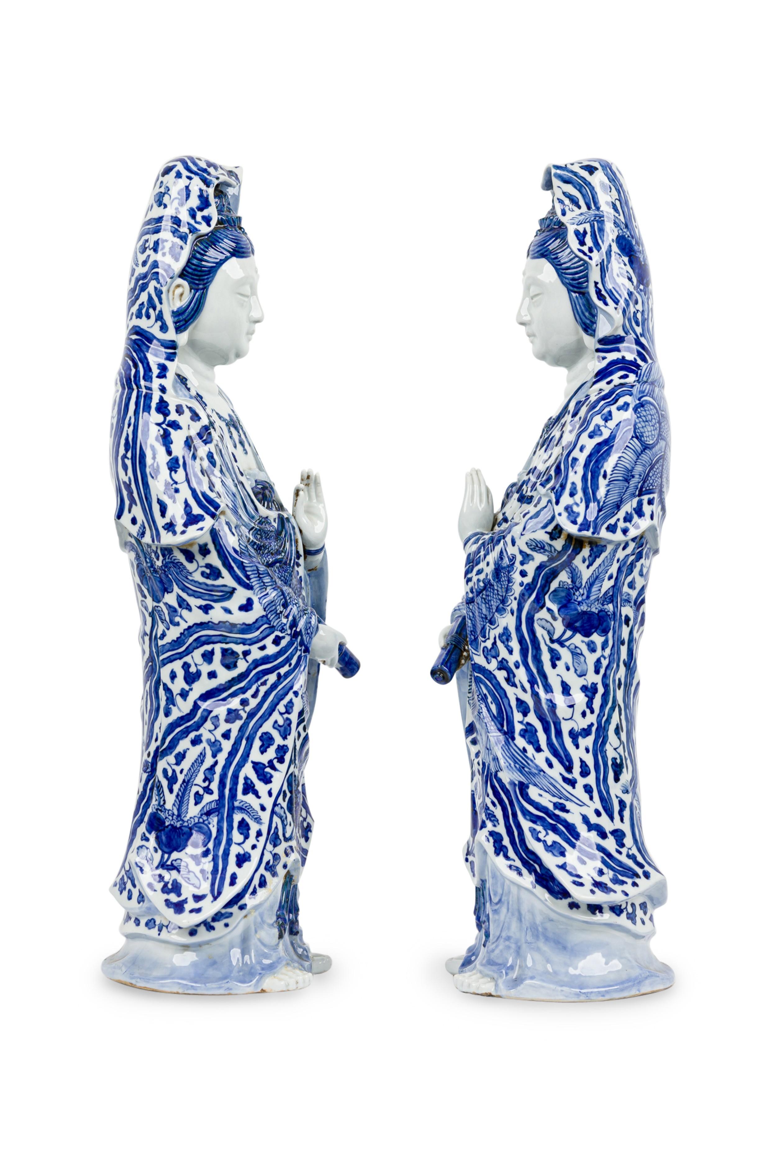 Fait main Paire de statuettes sur pied en porcelaine chinoise en vente