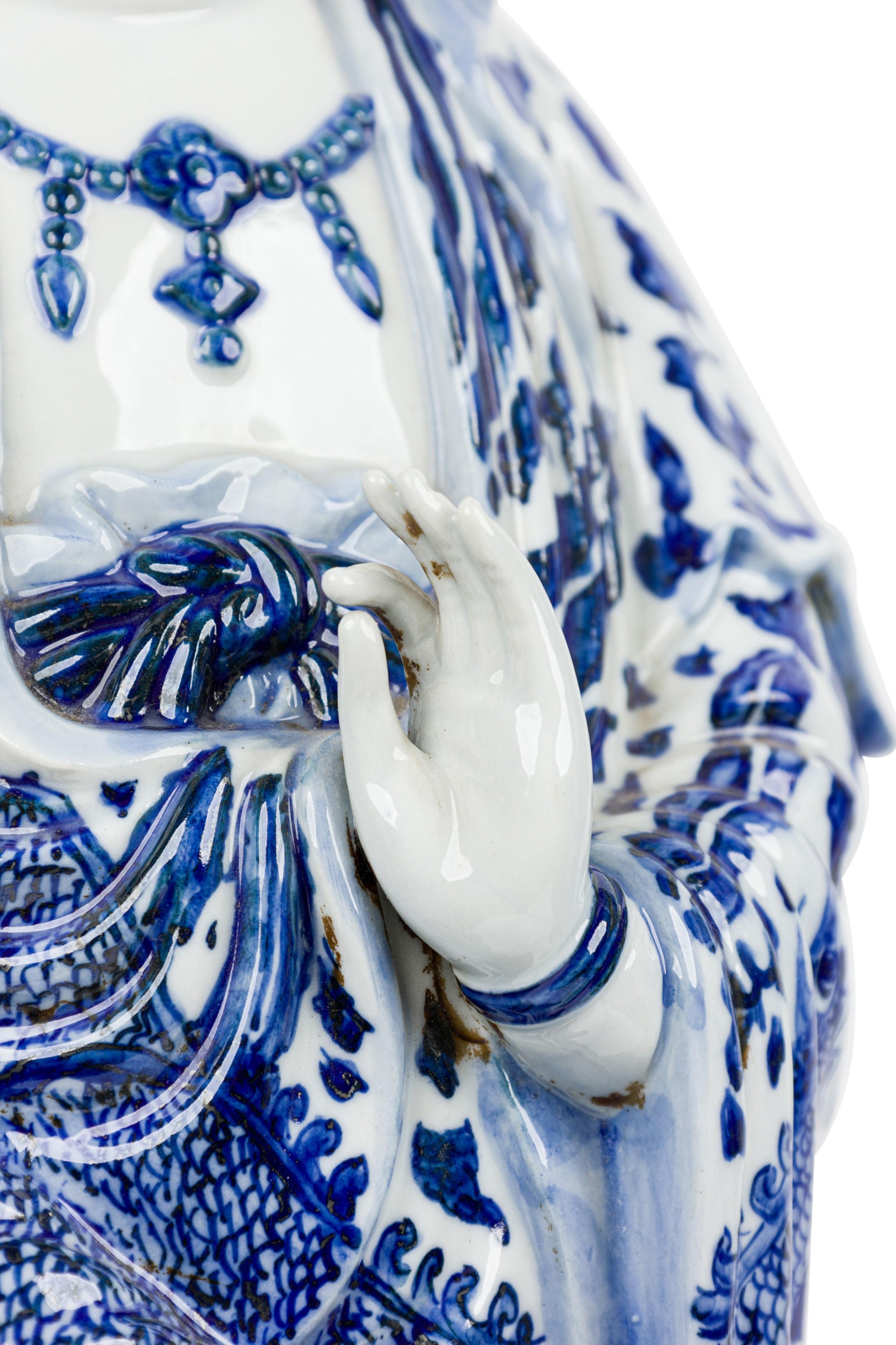 Paire de statuettes sur pied en porcelaine chinoise Bon état - En vente à Queens, NY