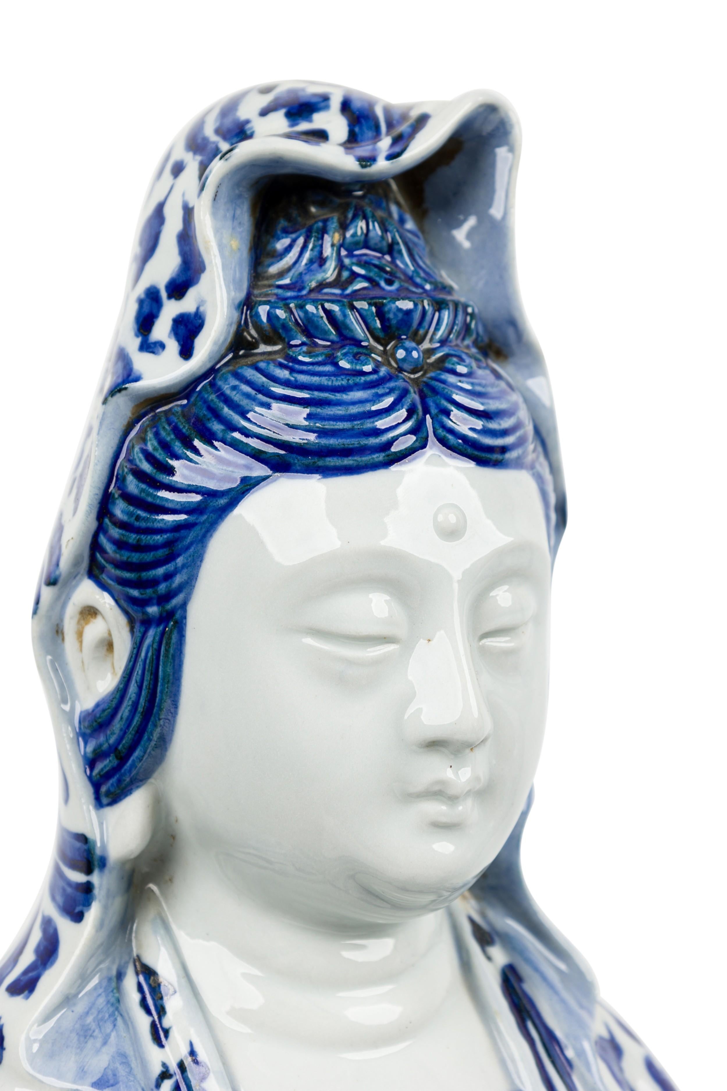 XIXe siècle Paire de statuettes sur pied en porcelaine chinoise en vente