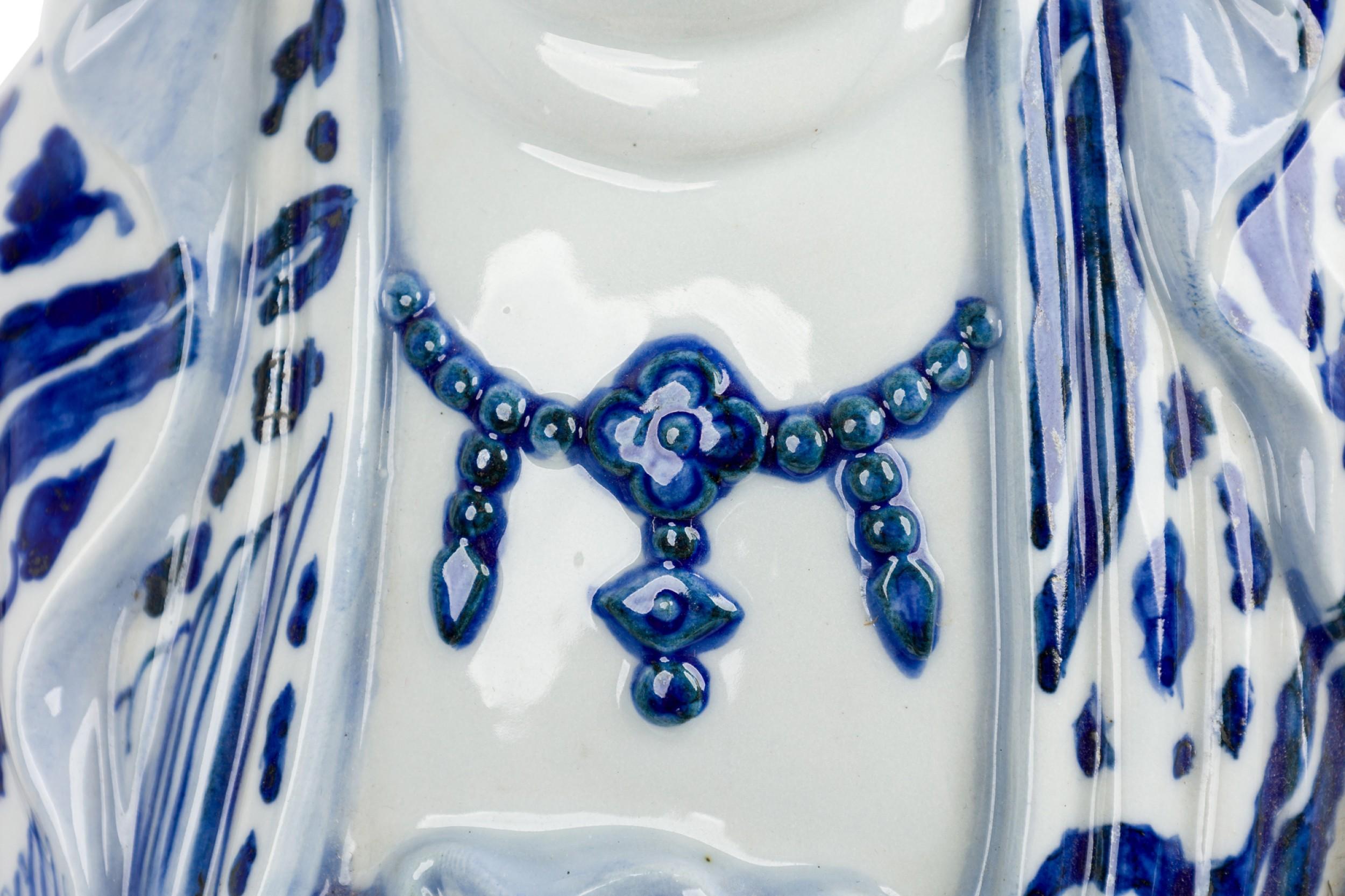 Porcelaine Paire de statuettes sur pied en porcelaine chinoise en vente