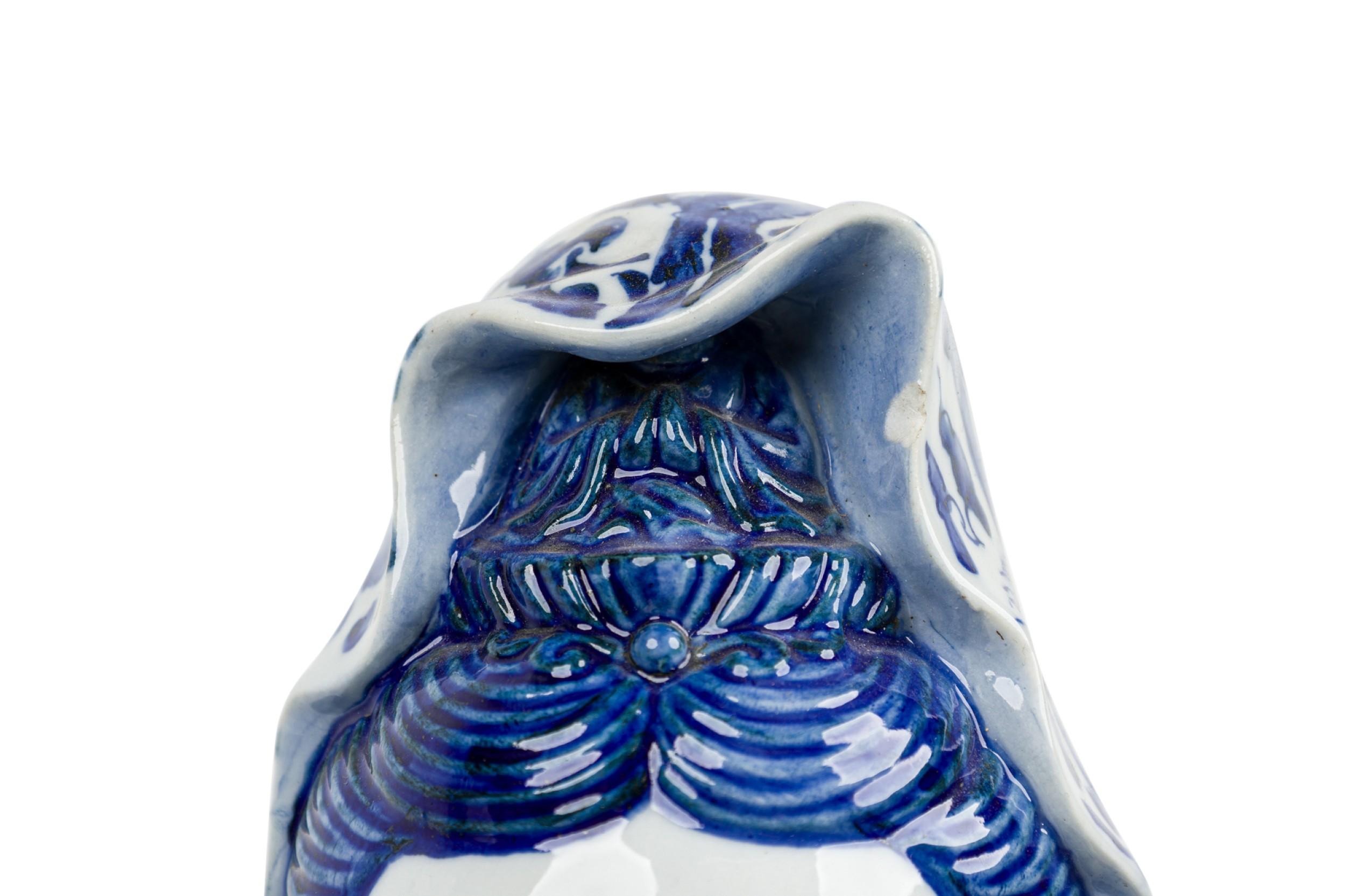 Paire de statuettes sur pied en porcelaine chinoise en vente 1