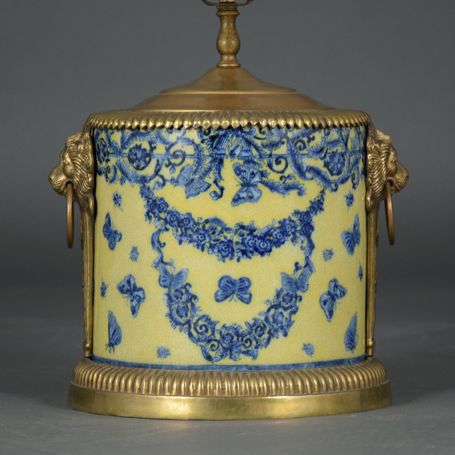 Coppia di lampade da tavolo francesi in porcellana e ottone Chinoiserie con design floreale in vendita 3