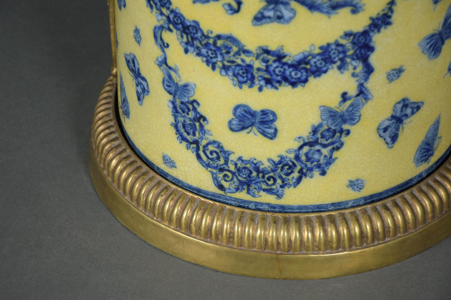 Coppia di lampade da tavolo francesi in porcellana e ottone Chinoiserie con design floreale in vendita 4