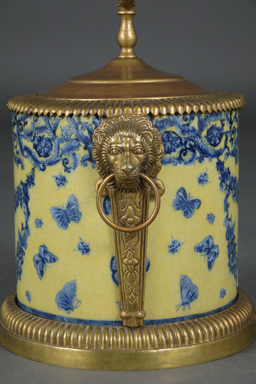 Paar französische Chinoiserie-Tischlampen aus Porzellan und Messing mit floralem Design im Angebot 7