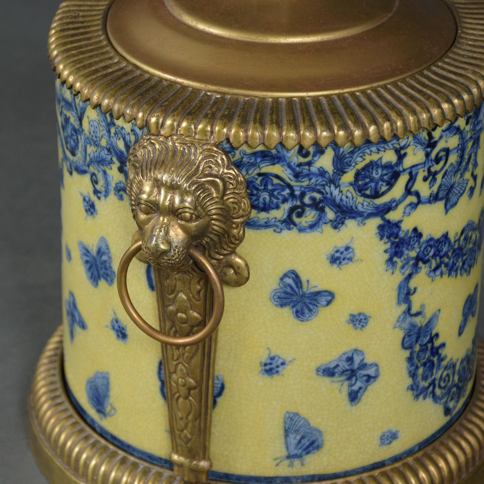 Paar französische Chinoiserie-Tischlampen aus Porzellan und Messing mit floralem Design im Angebot 8