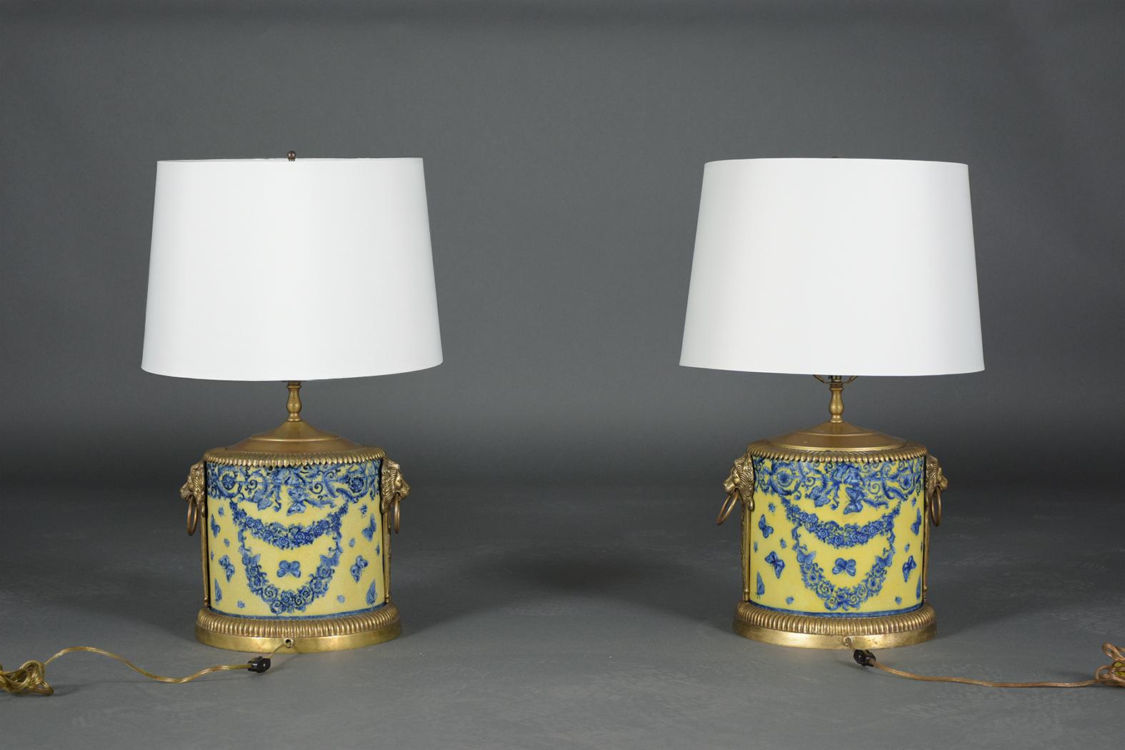 Paar französische Chinoiserie-Tischlampen aus Porzellan und Messing mit floralem Design im Angebot 9