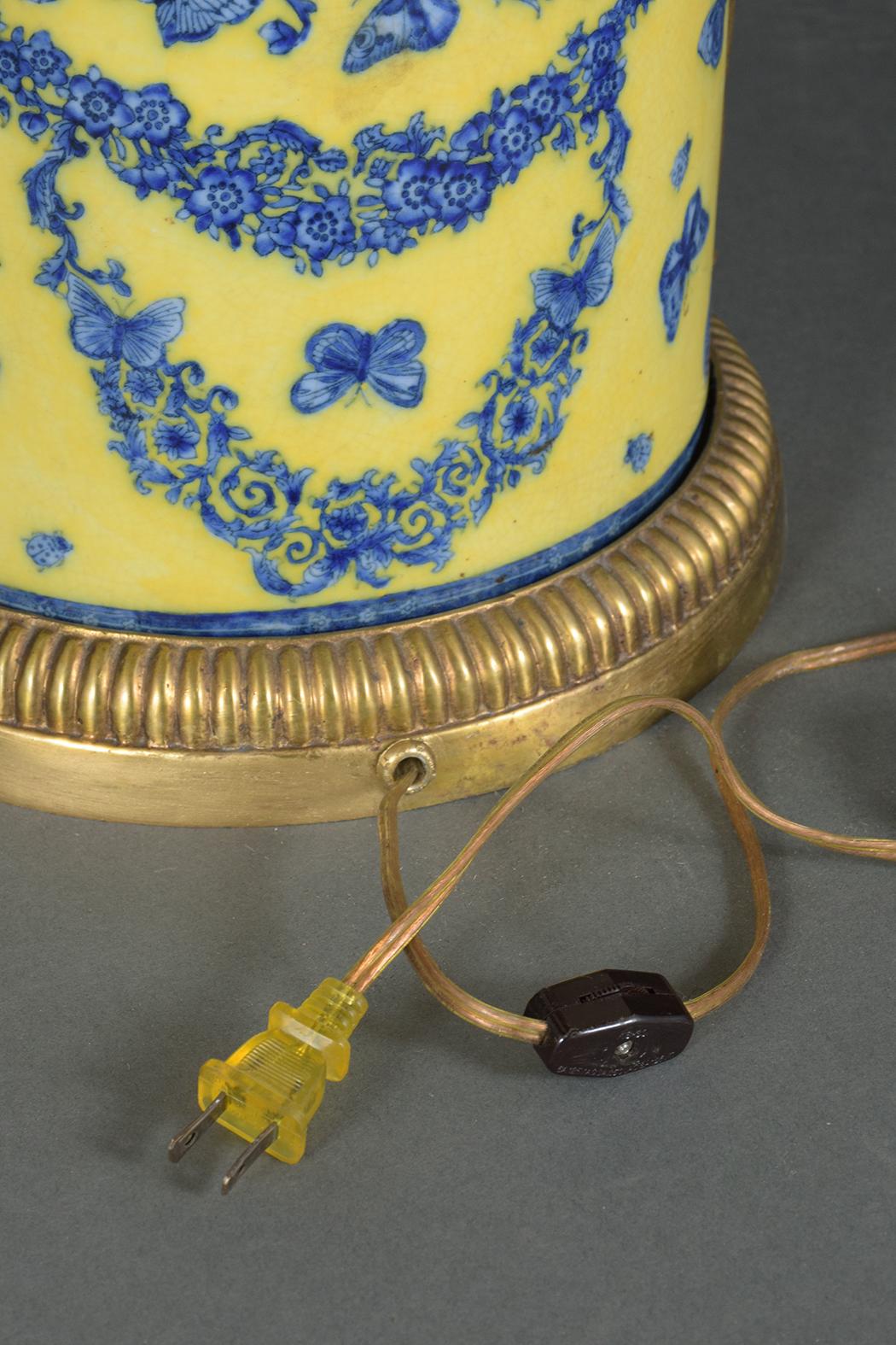 Paar französische Chinoiserie-Tischlampen aus Porzellan und Messing mit floralem Design im Angebot 10