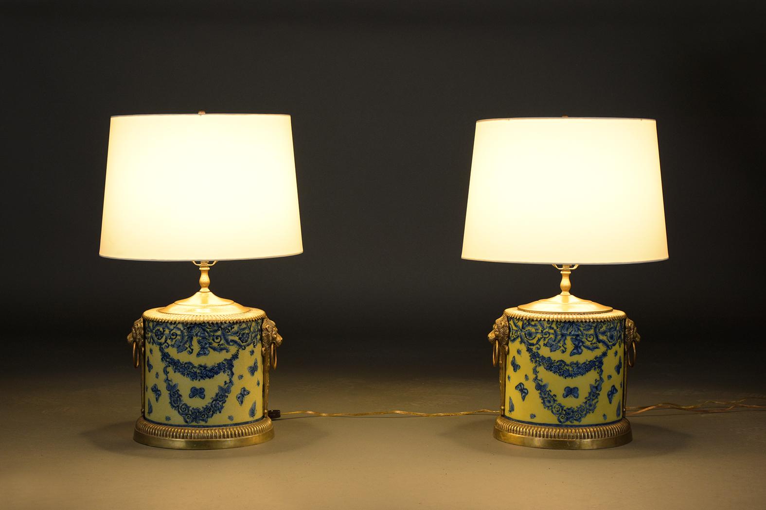 Paar französische Chinoiserie-Tischlampen aus Porzellan und Messing mit floralem Design (Französisch) im Angebot