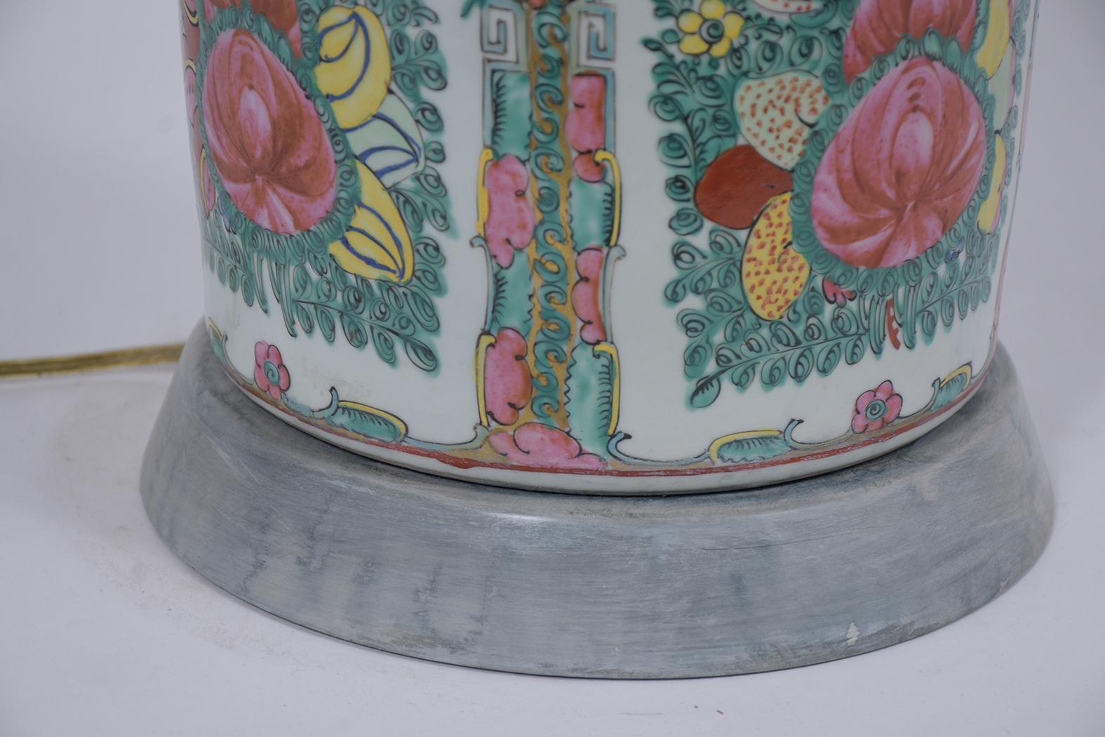 Milieu du XXe siècle Extraordinaire paire de lampes de bureau en porcelaine chinoise en vente