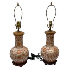 Paire de lampes de table en porcelaine chinoise avec motif de lotus peint sur socle en bois