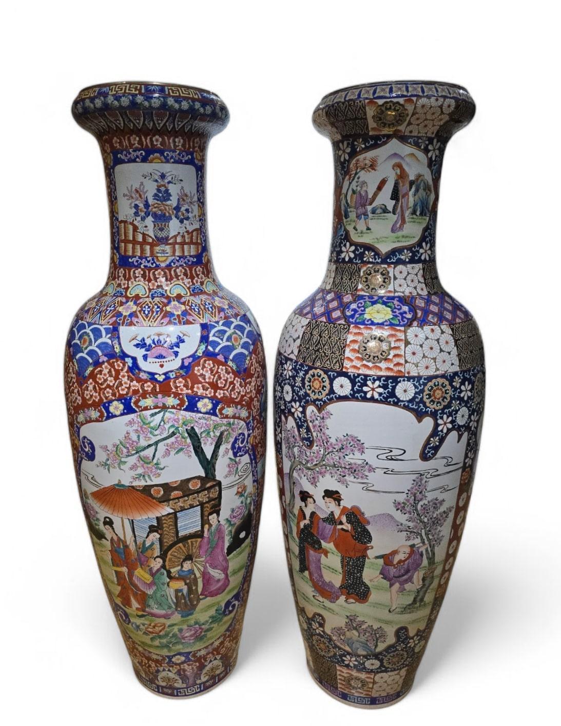 
Elegantes Paar großer, dekorativer chinesischer Porzellanvasen aus den 1970er Jahren, die sich durch ihre filigranen Muster und ihre beeindruckende Präsenz auszeichnen. Diese Vasen zeigen die klassische Kunst der chinesischen Keramik und sind ideal