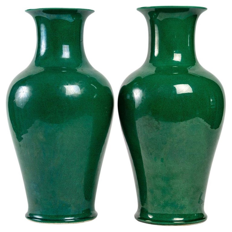 Pair of Chinese porcelain vases, 20th century For Sale at 1stDibs
