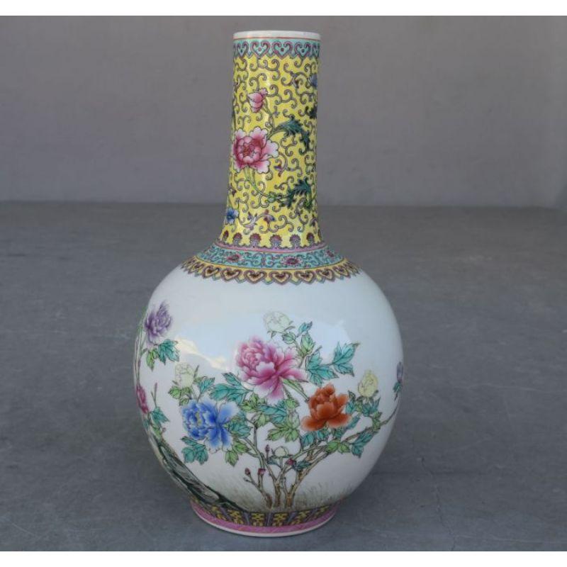 Paire de vases en porcelaine de canton chinoise avec inscriptions sur les cols.

Informations complémentaires :
MATERIAL : Faïence et céramique
