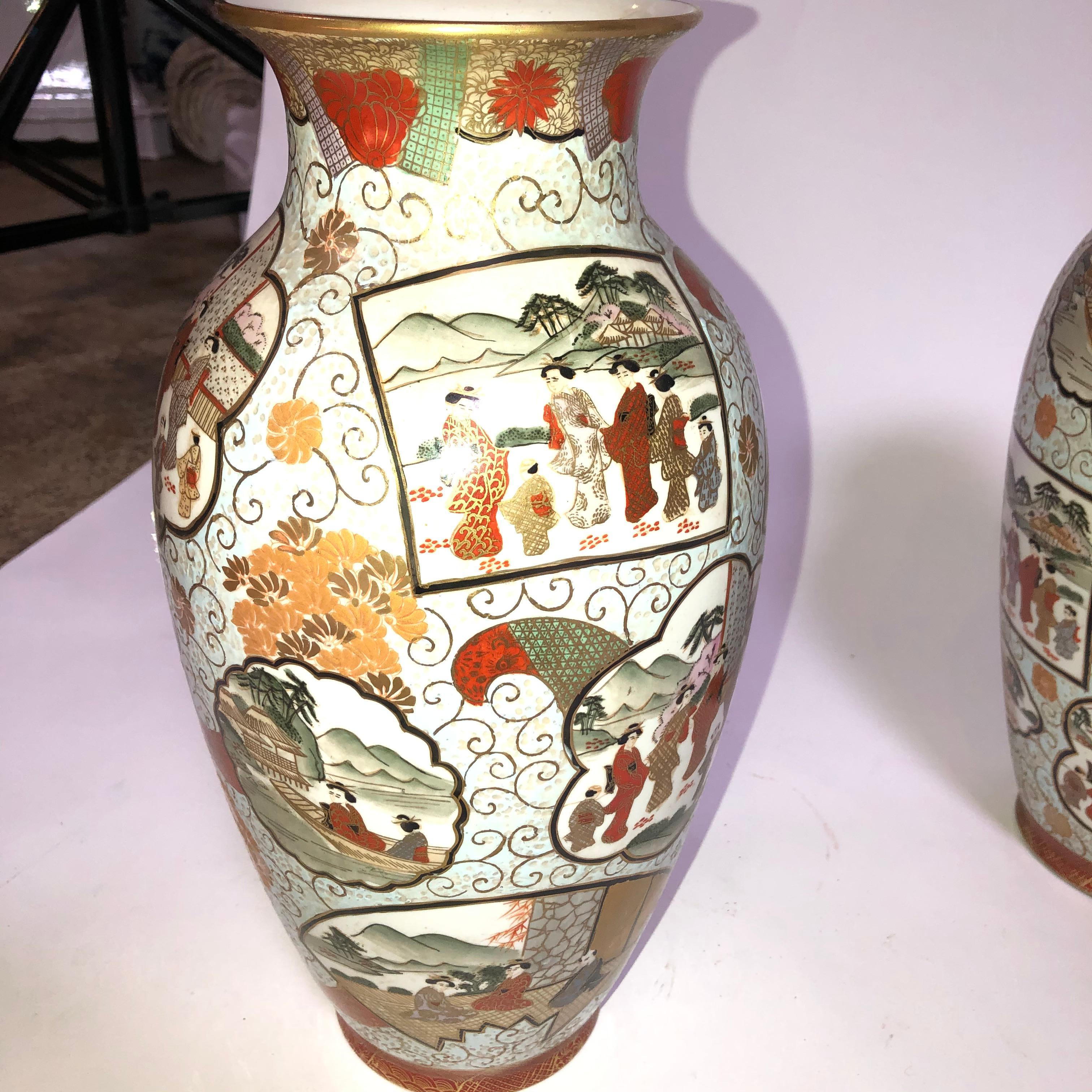 Paire de vases en porcelaine chinoise peints à la main représentant des femmes.