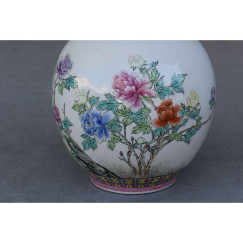 20th Century Pair of Chinese Porcelain Vases For Sale
