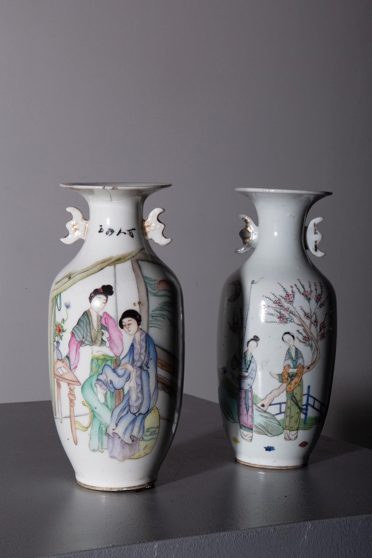 Pair of Chinese porcelain vases For Sale 3