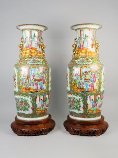 Pair of Chinese porcelain vases from Canton, Qing Dynasty, 19th century