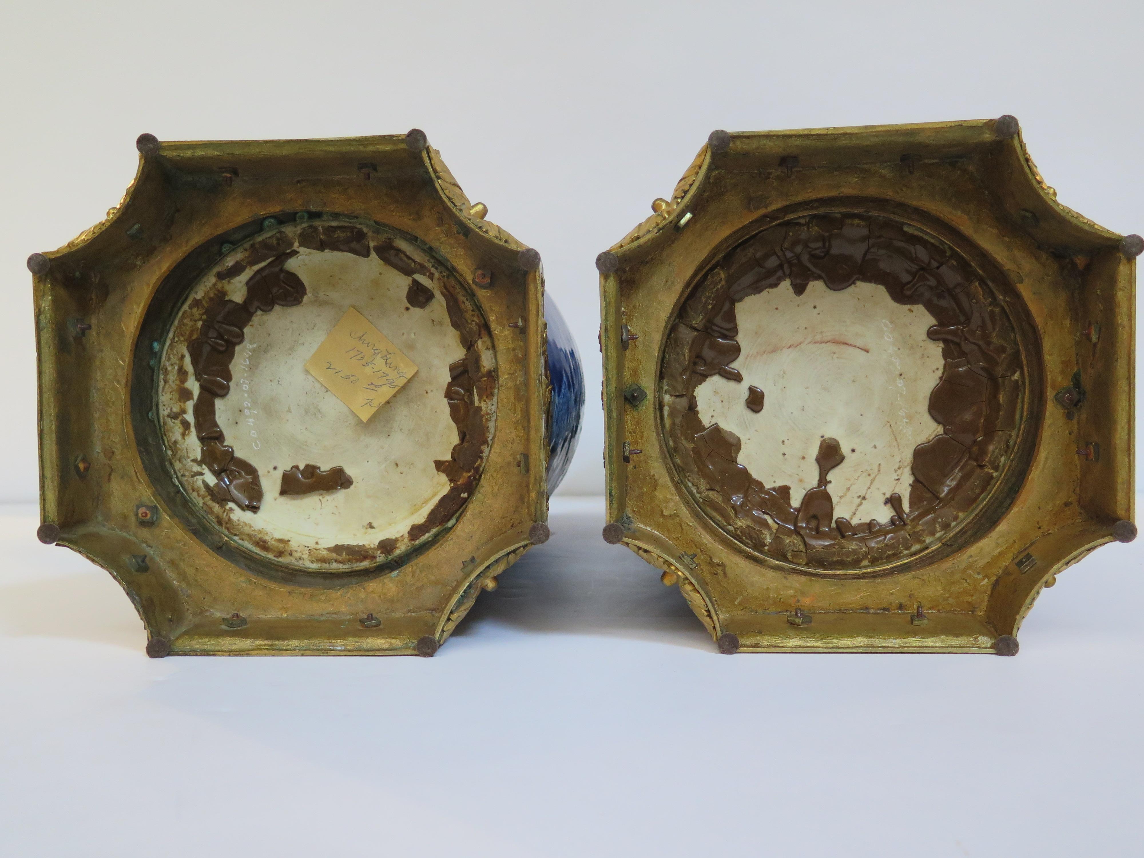 Paar chinesische Porzellanvasen auf französischen Sockeln aus vergoldeter Bronze im Angebot 4