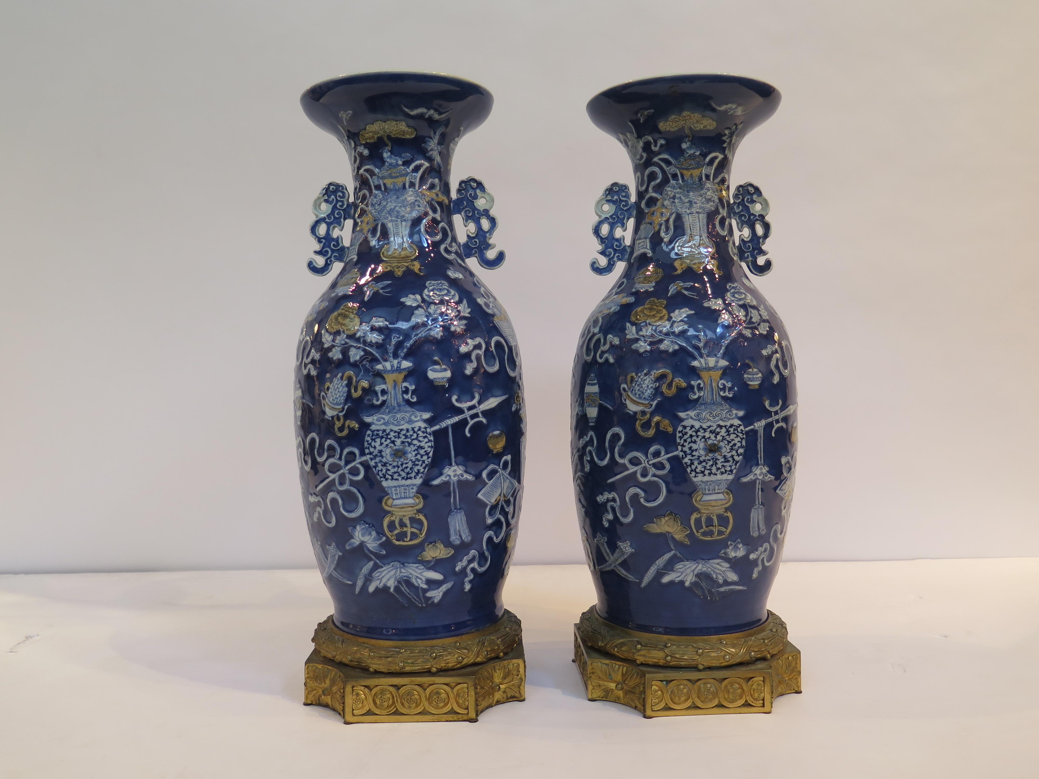 Paar chinesische Porzellanvasen auf französischen Sockeln aus vergoldeter Bronze im Angebot 13