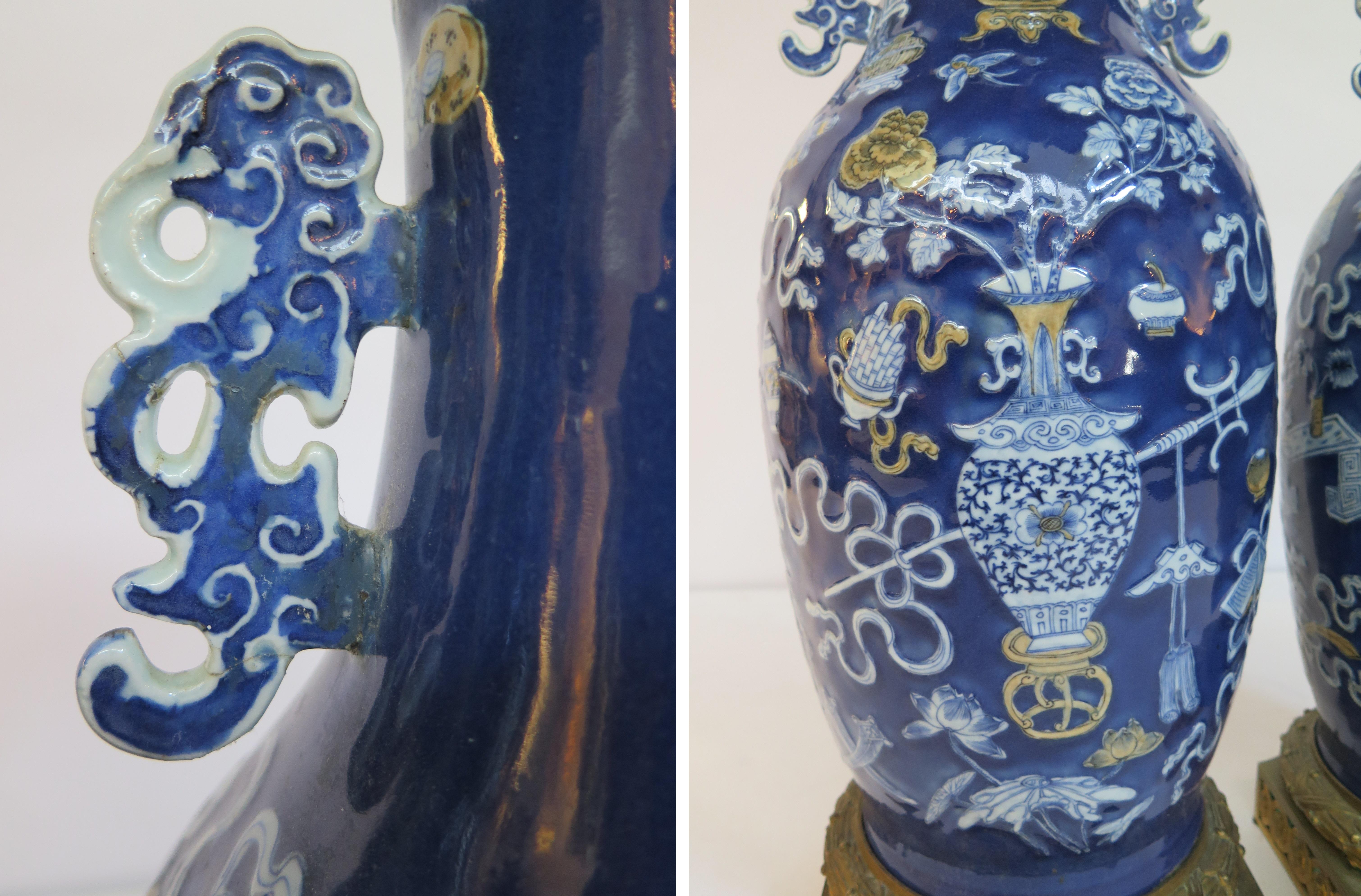 Paar chinesische Porzellanvasen auf französischen Sockeln aus vergoldeter Bronze im Angebot 1