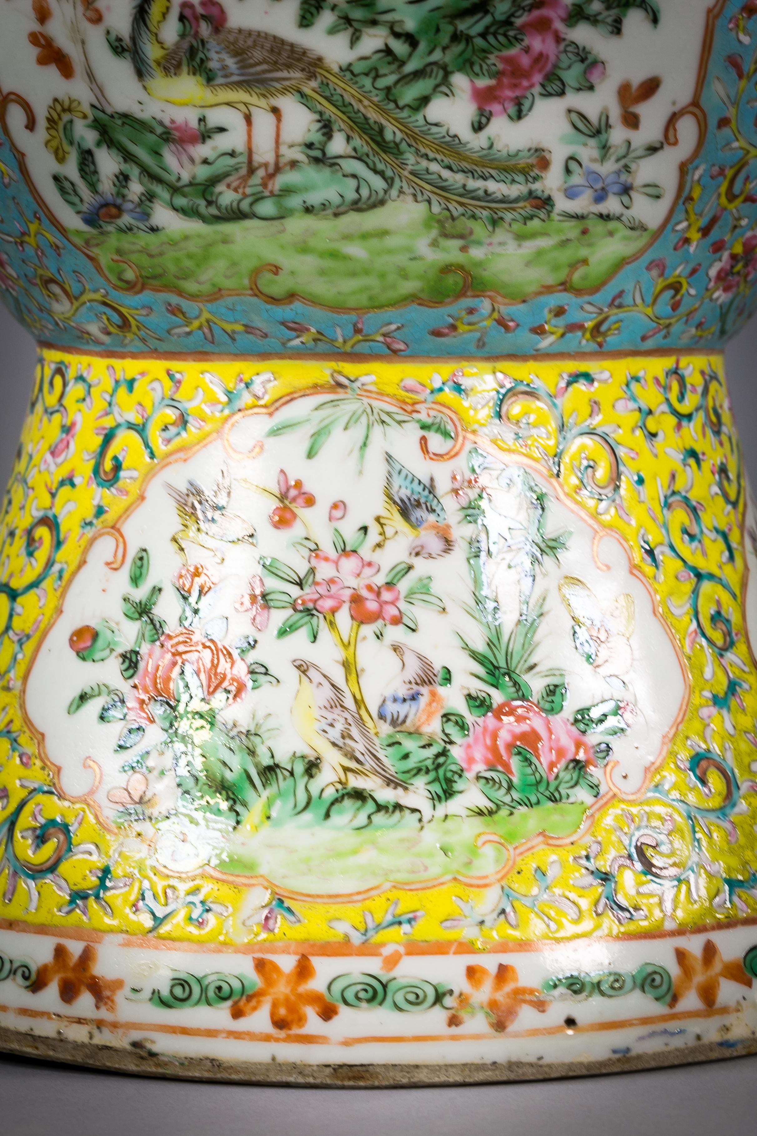 Paar Famille-Rose-Vasen aus chinesischem Porzellan mit gelbem und türkisfarbenem Grund, um 1860.