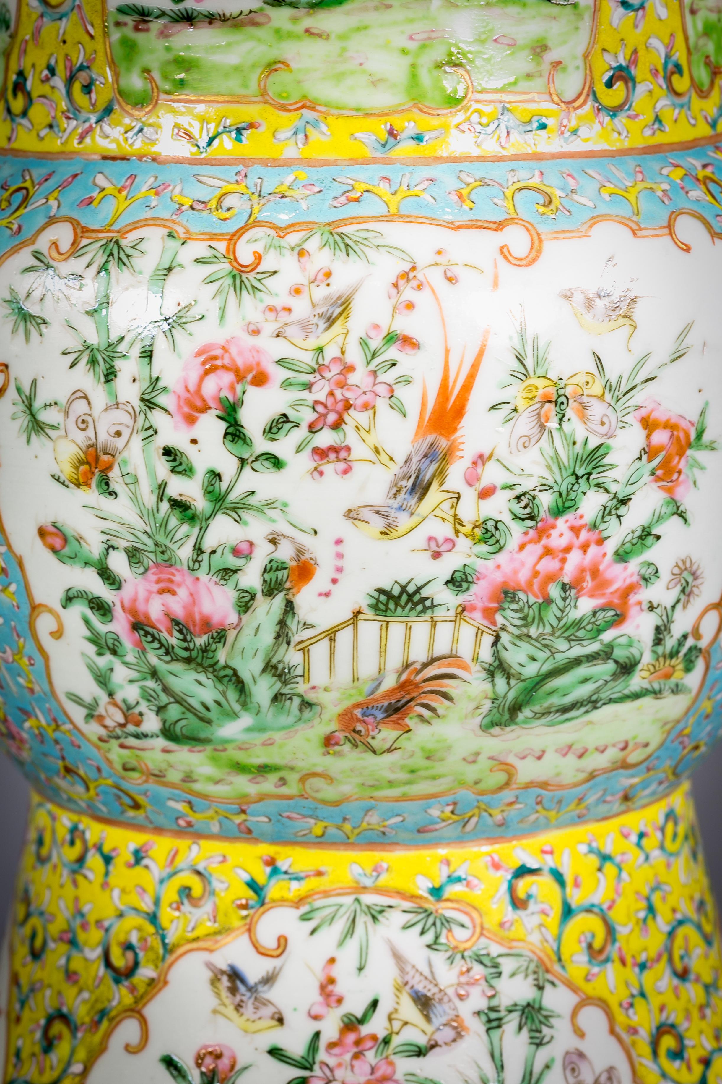 Paar chinesische Famille-Rose-Vasen aus Porzellan mit gelbem Grund, um 1860 (Chinesisch) im Angebot