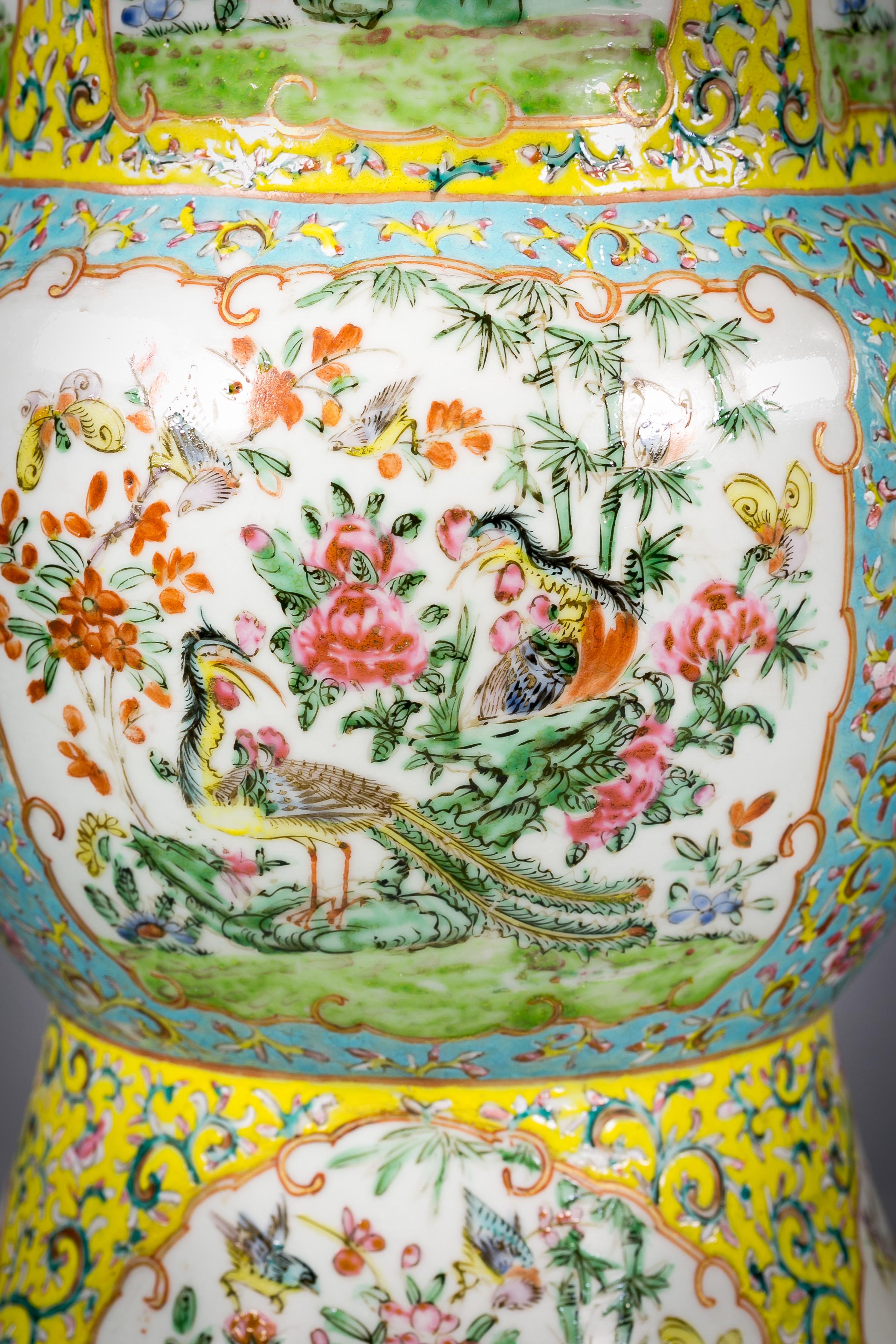 Paar chinesische Famille-Rose-Vasen aus Porzellan mit gelbem Grund, um 1860 im Zustand „Gut“ im Angebot in New York, NY