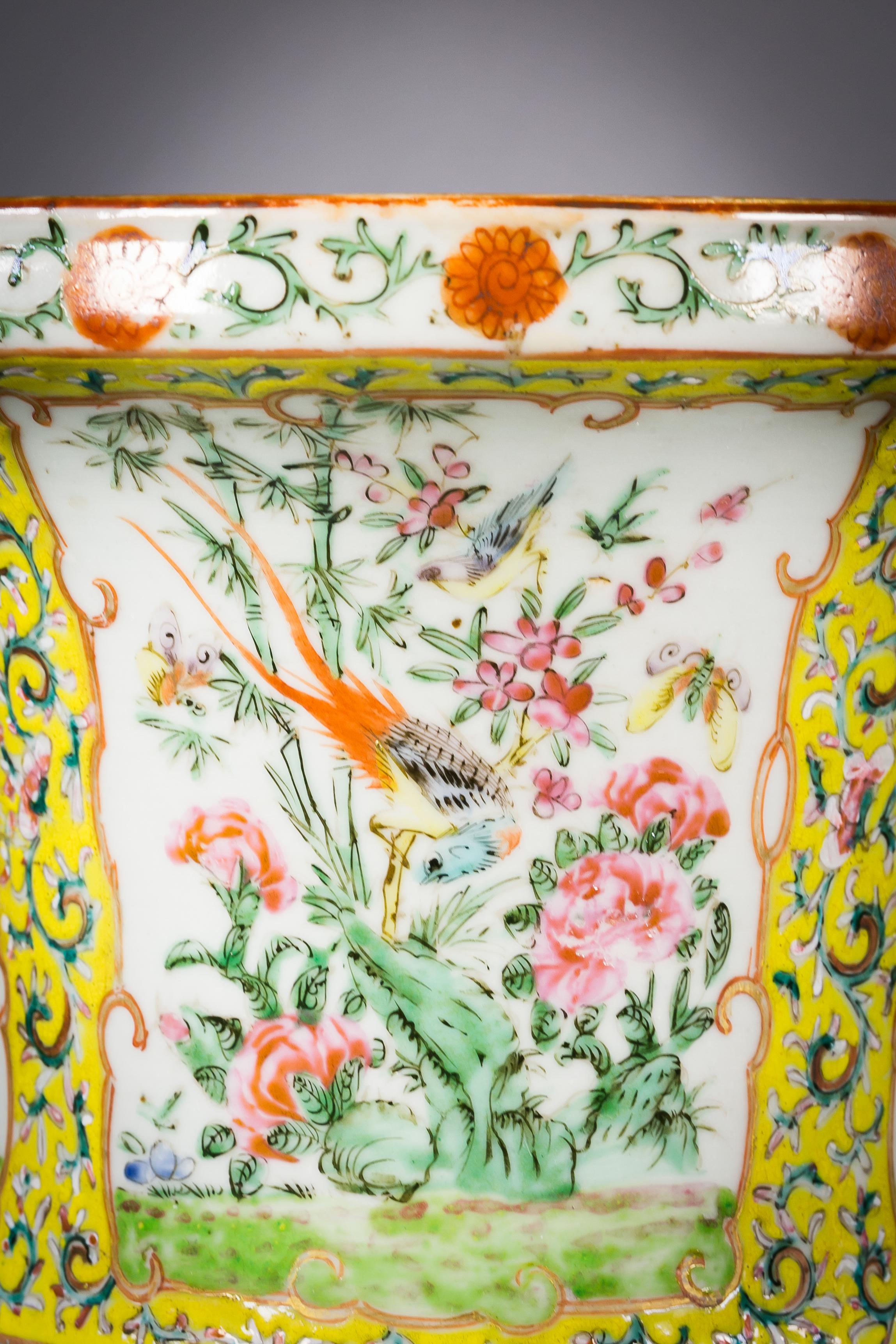 Paar chinesische Famille-Rose-Vasen aus Porzellan mit gelbem Grund, um 1860 (Mittleres 19. Jahrhundert) im Angebot