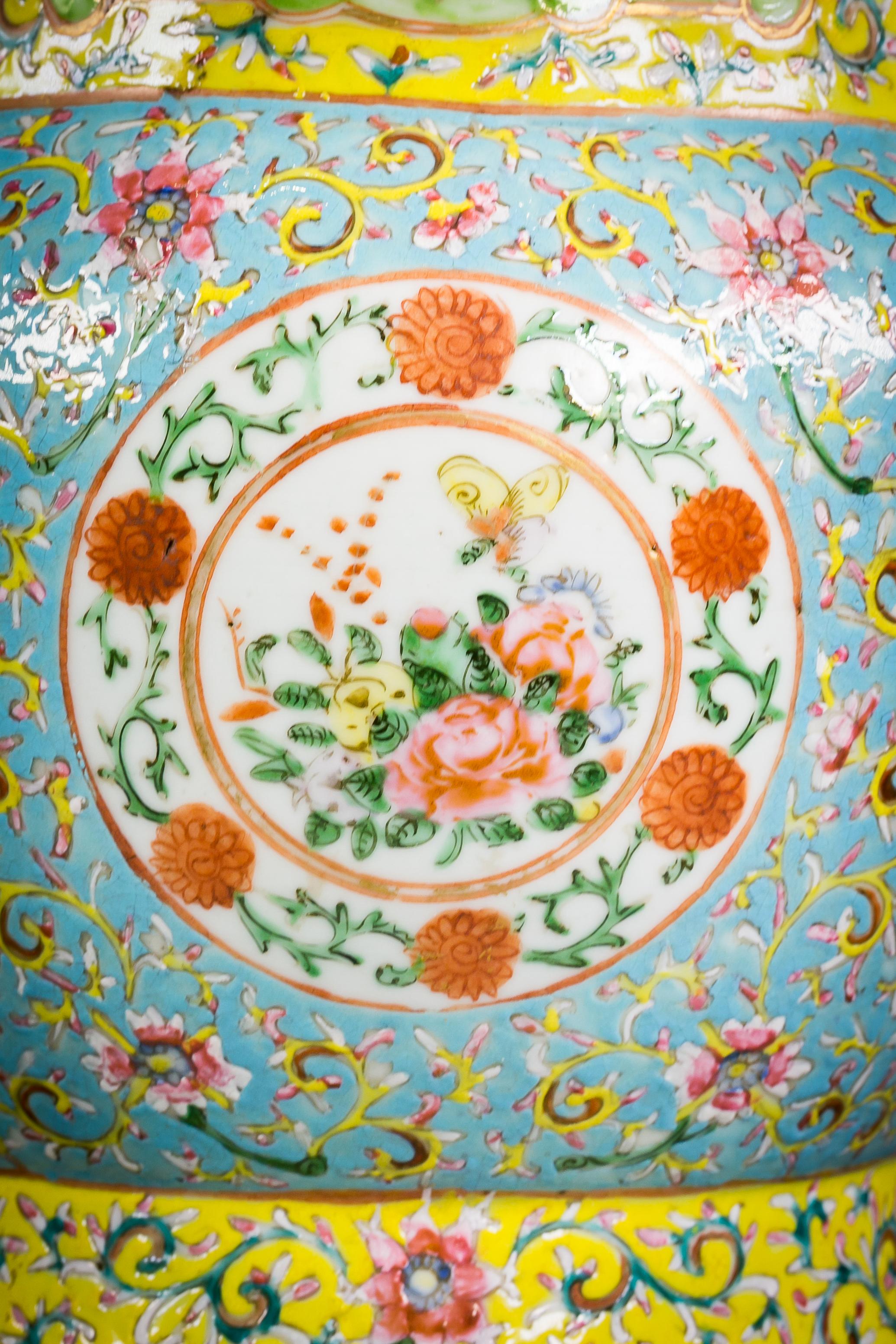 Porcelaine Paire de vases Famille Rose en porcelaine de Chine à fond jaune, vers 1860 en vente