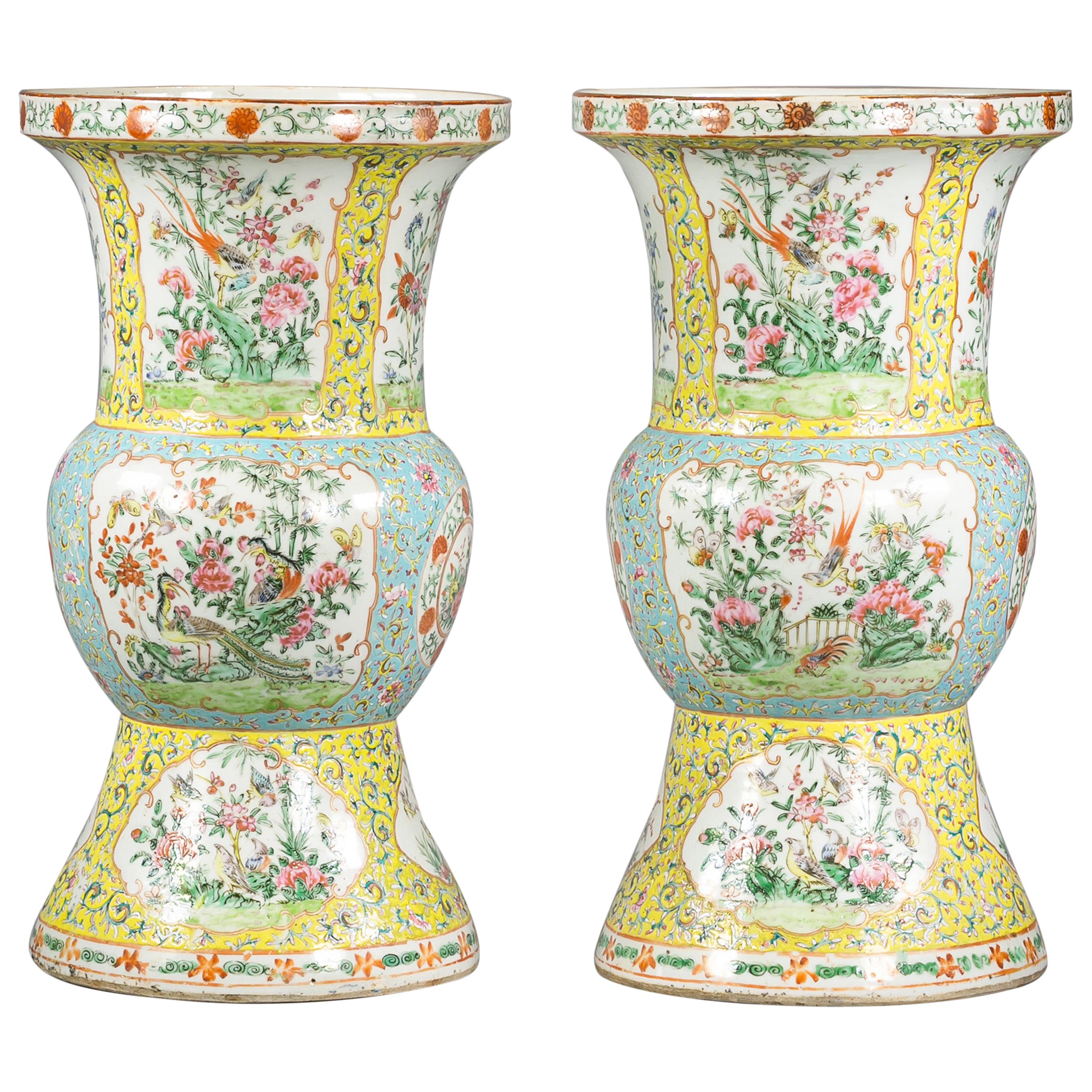 Paar chinesische Famille-Rose-Vasen aus Porzellan mit gelbem Grund, um 1860 im Angebot