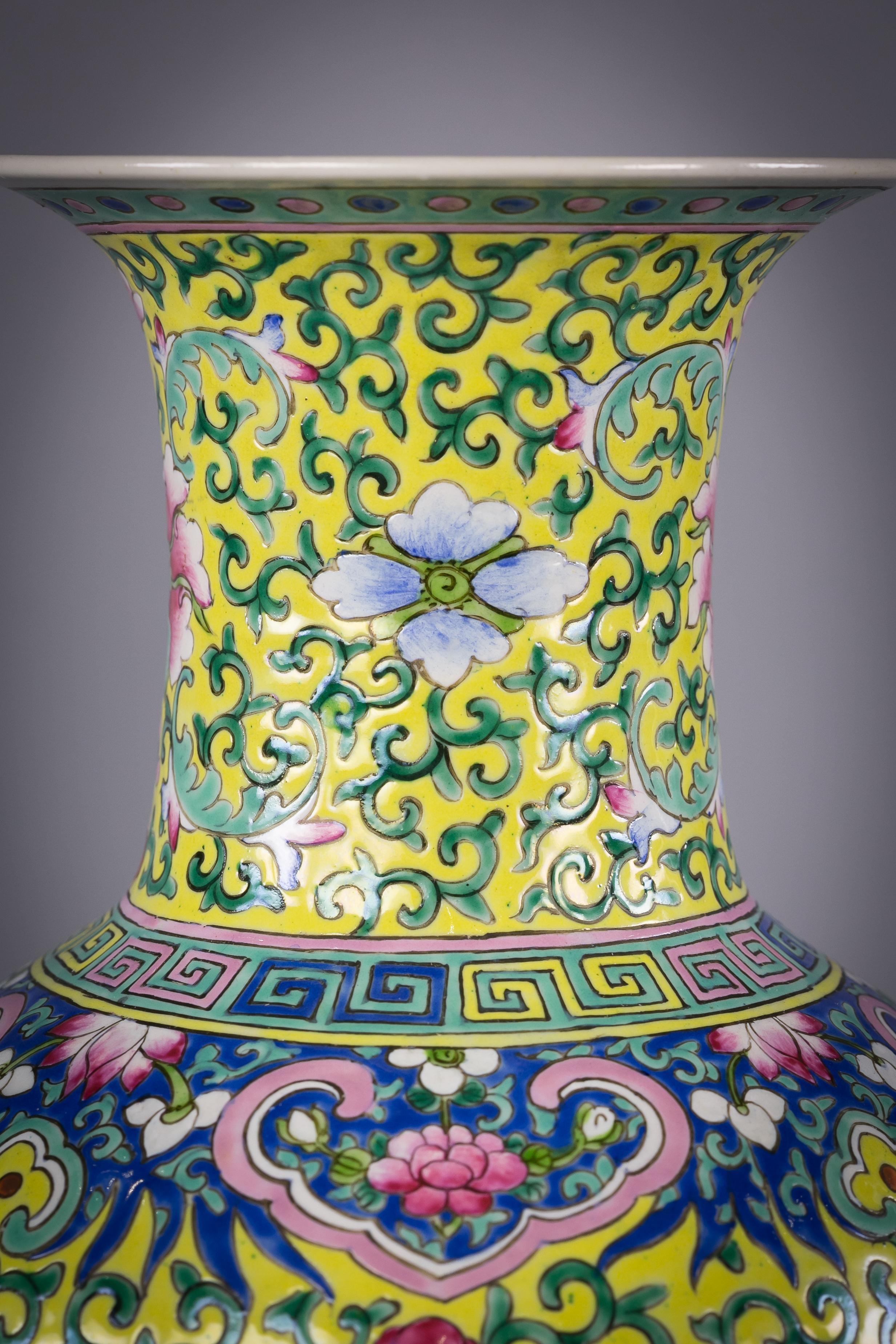 Paar chinesische Famille-Rose-Vasen aus Porzellan mit gelbem Grund, um 1875 im Zustand „Gut“ in New York, NY