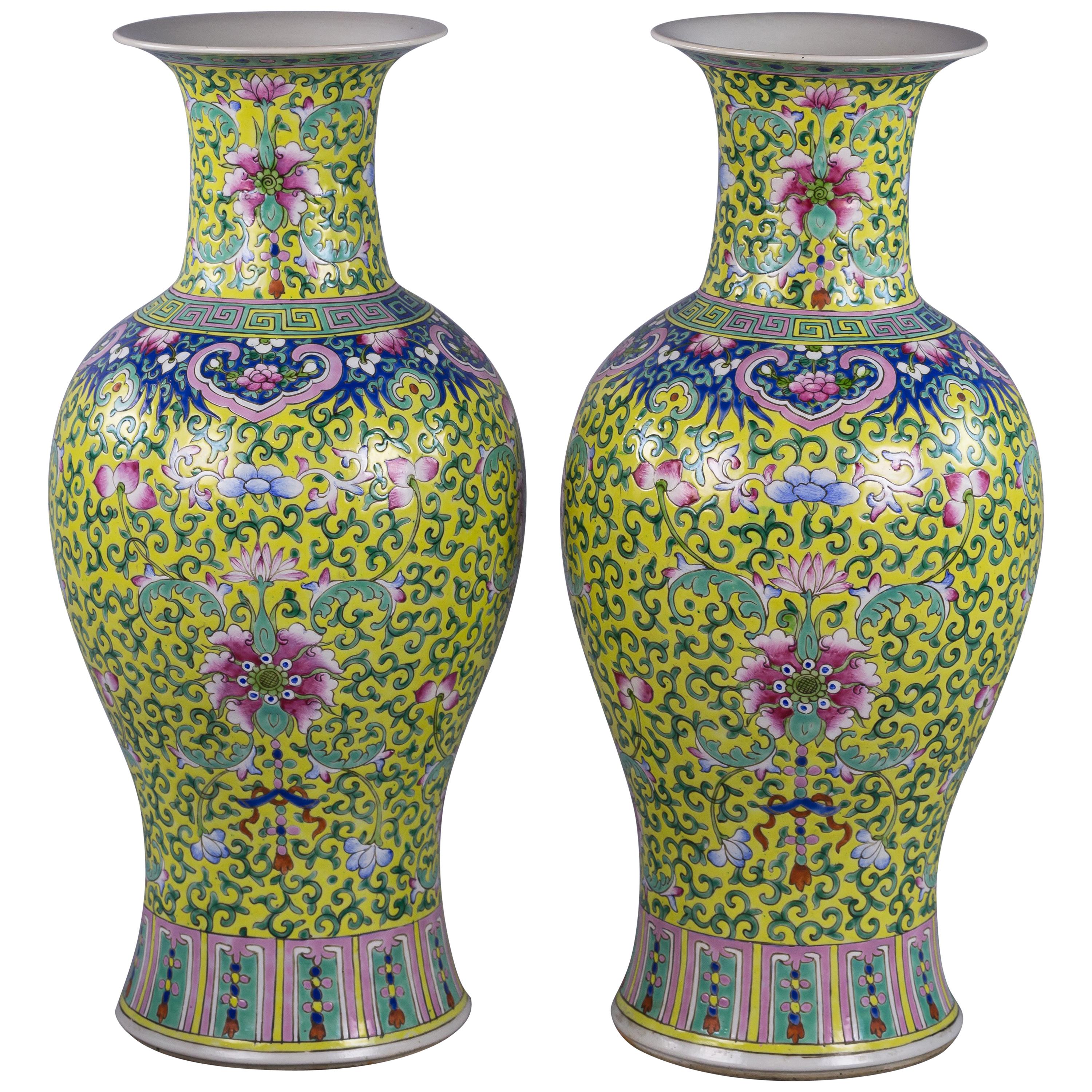 Paar chinesische Famille-Rose-Vasen aus Porzellan mit gelbem Grund, um 1875