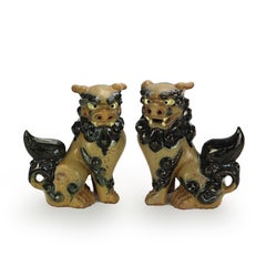 Paire de chiens en poterie chinoise 20e siècle