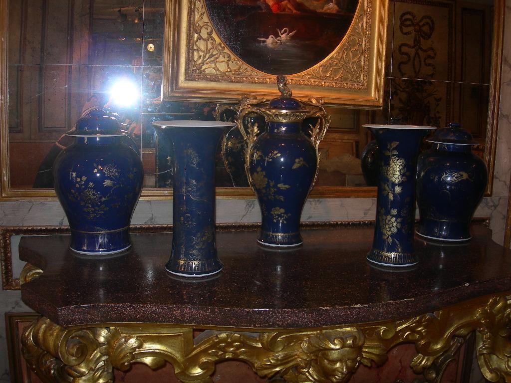 Paire de pots chinois décorés en bleu poudré et dorés, 18ème siècle en vente 5
