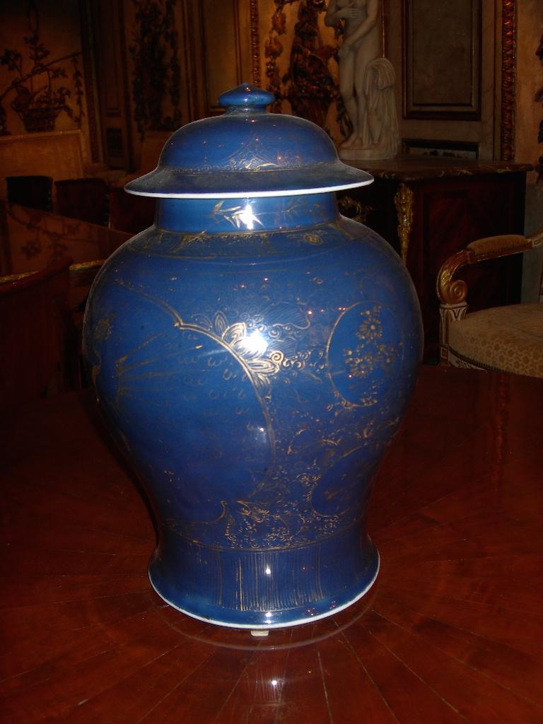 Zwei chinesische JARs mit puderblauem Vergoldungsdekor, 18. im Angebot 6