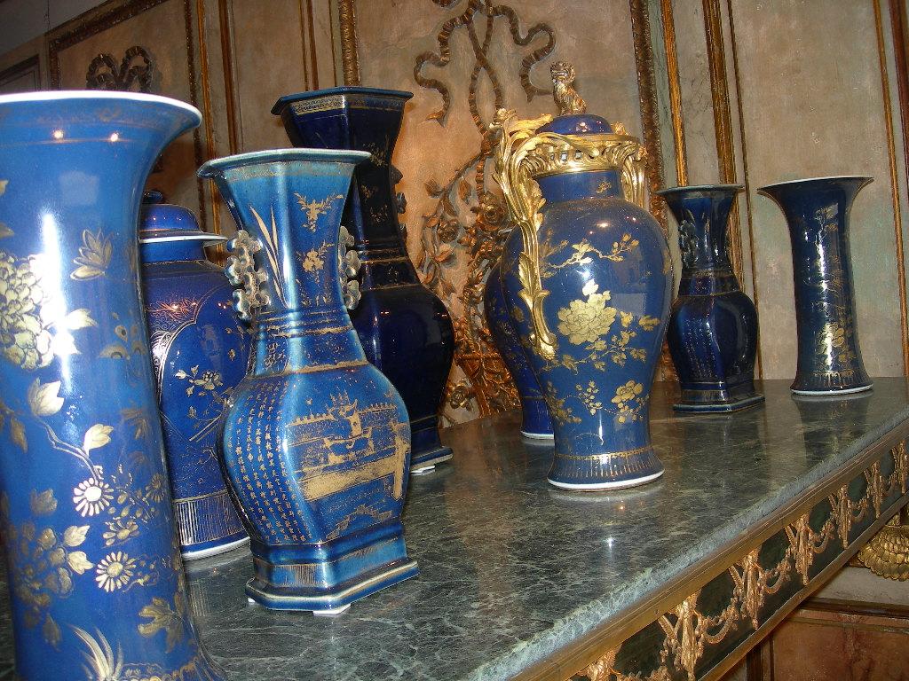 Paire de pots chinois décorés en bleu poudré et dorés, 18ème siècle en vente 7