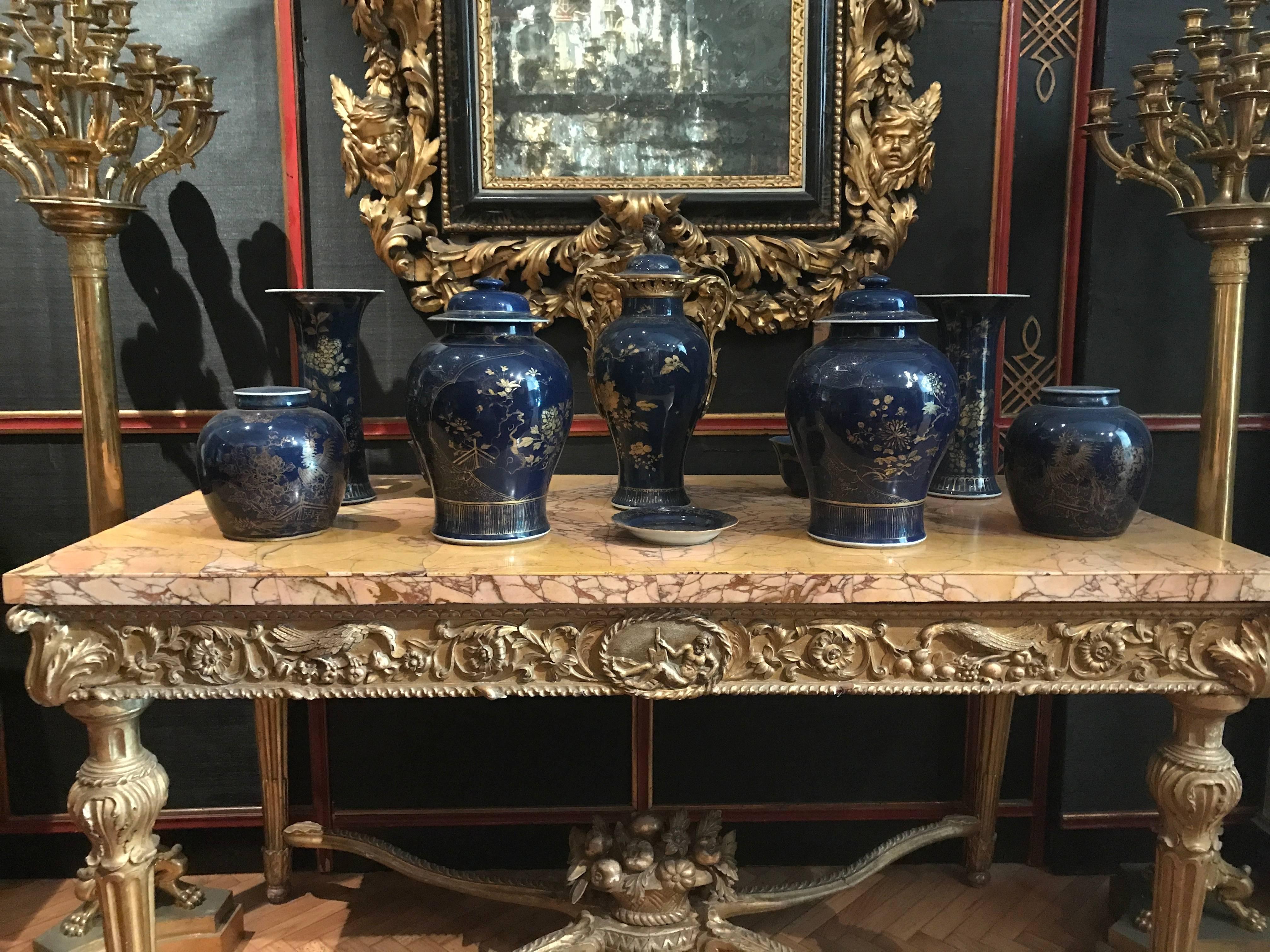 XVIIIe siècle Paire de pots chinois décorés en bleu poudré et dorés, 18ème siècle en vente