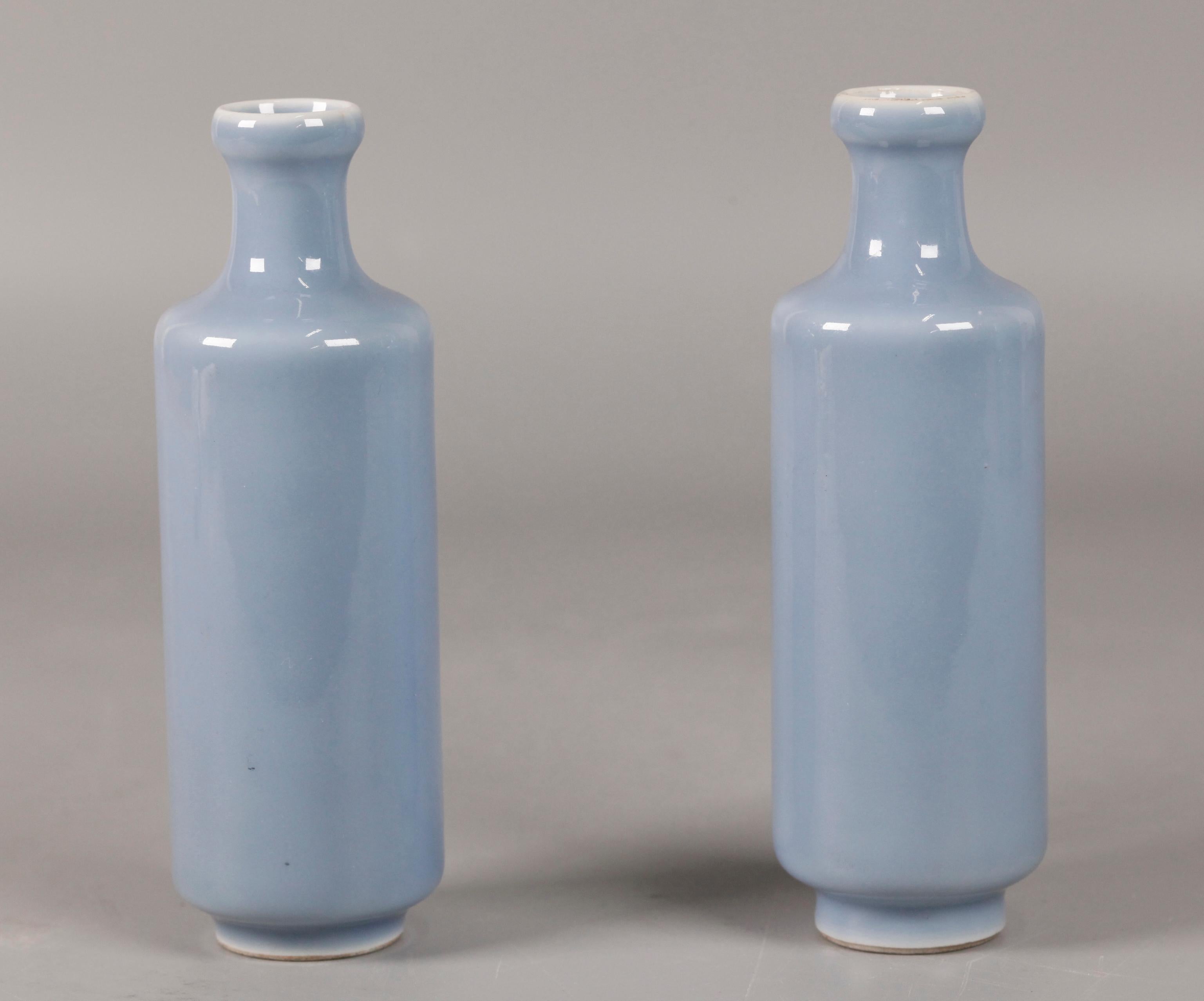 Paire de vases chinois en porcelaine bleu poudre, période républicaine Bon état - En vente à New York, NY
