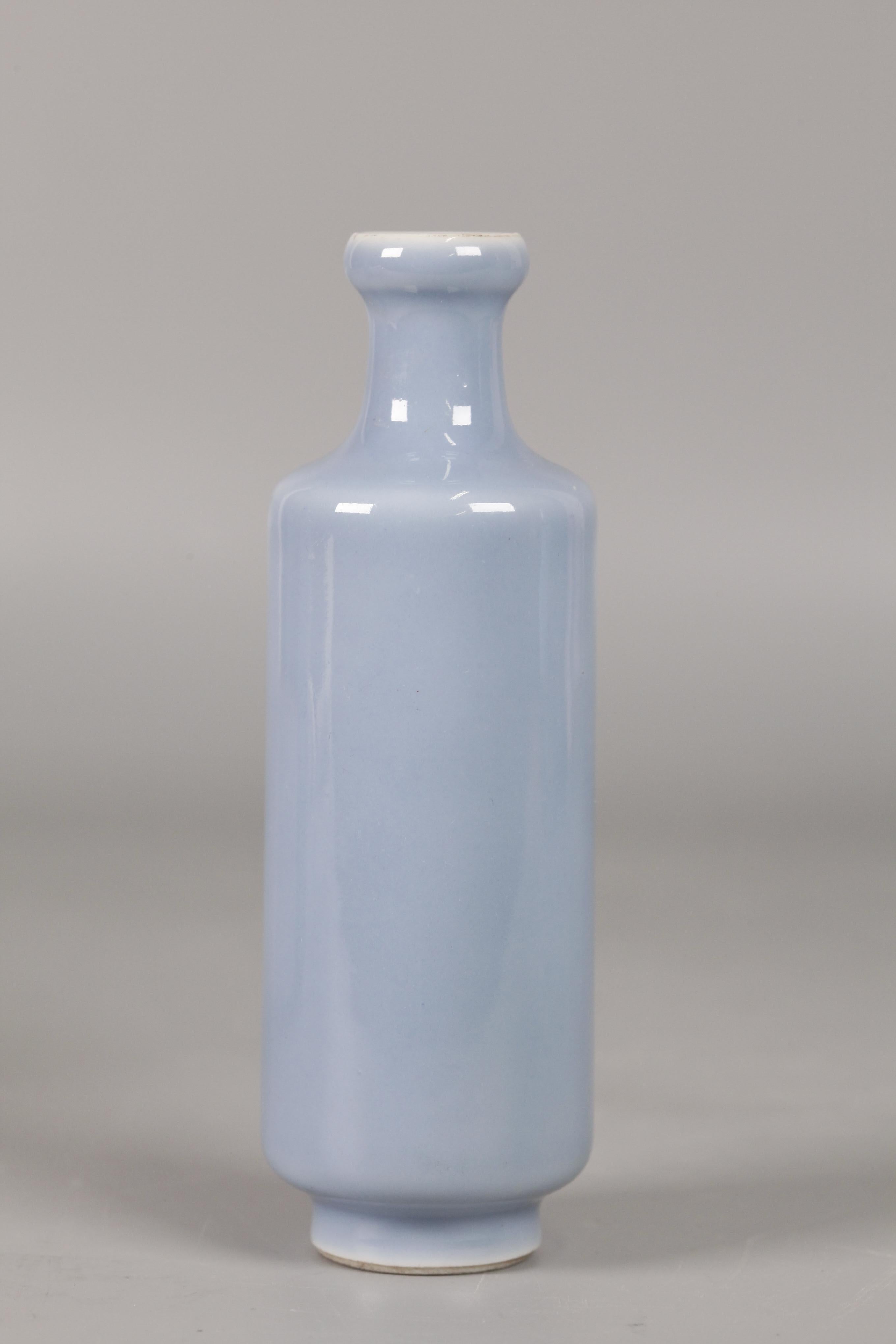 20ième siècle Paire de vases chinois en porcelaine bleu poudre, période républicaine en vente