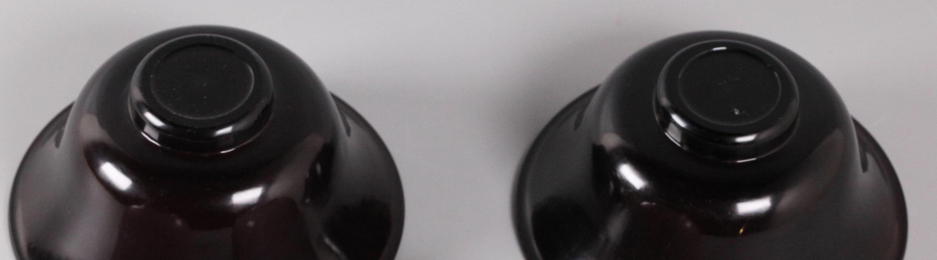 pair of Chinese purple peking glass bowls In Good Condition For Sale In New York, NY