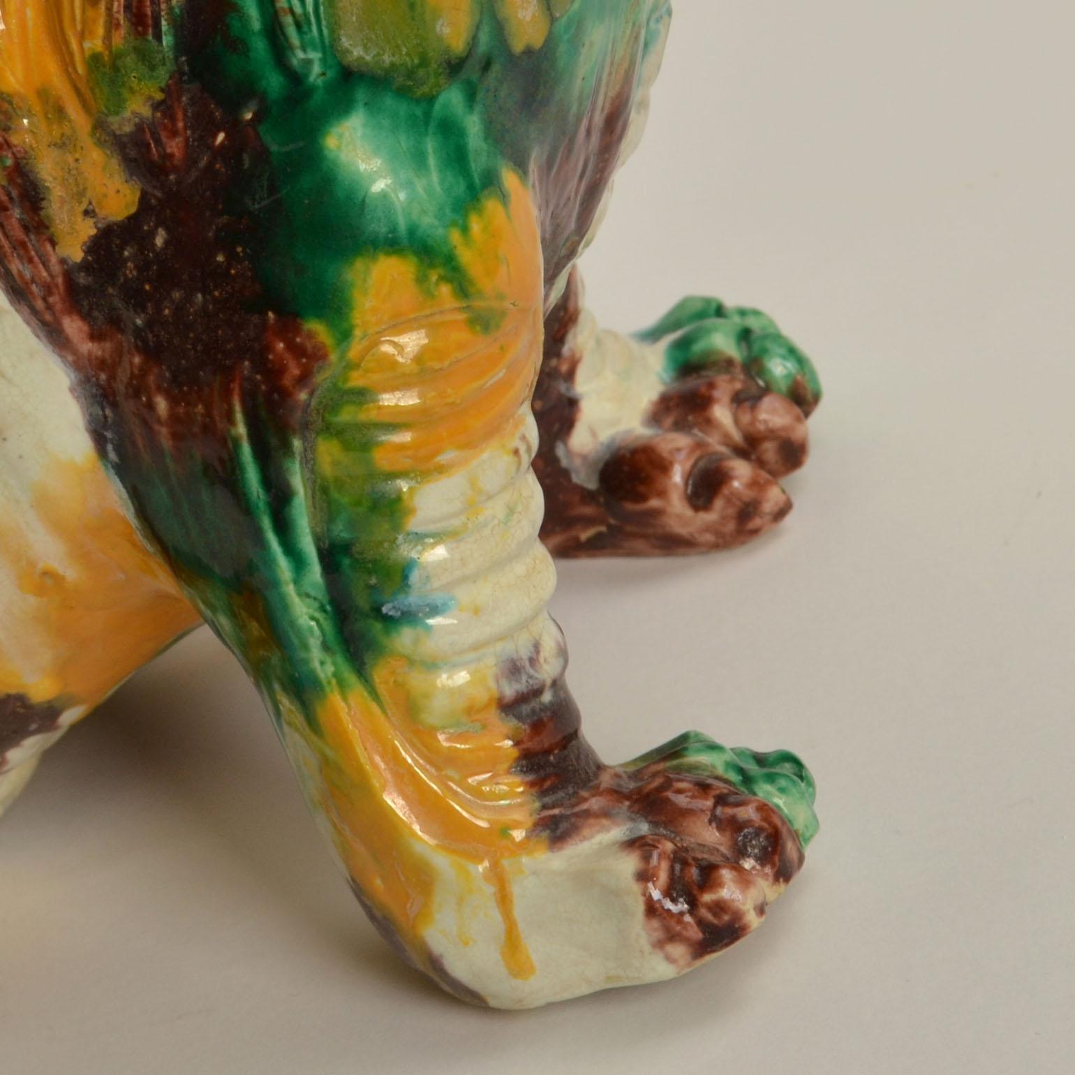 Paire de figurines chinoises Qilin du 20ème siècle en céramique émaillée de Sancai en vente 9