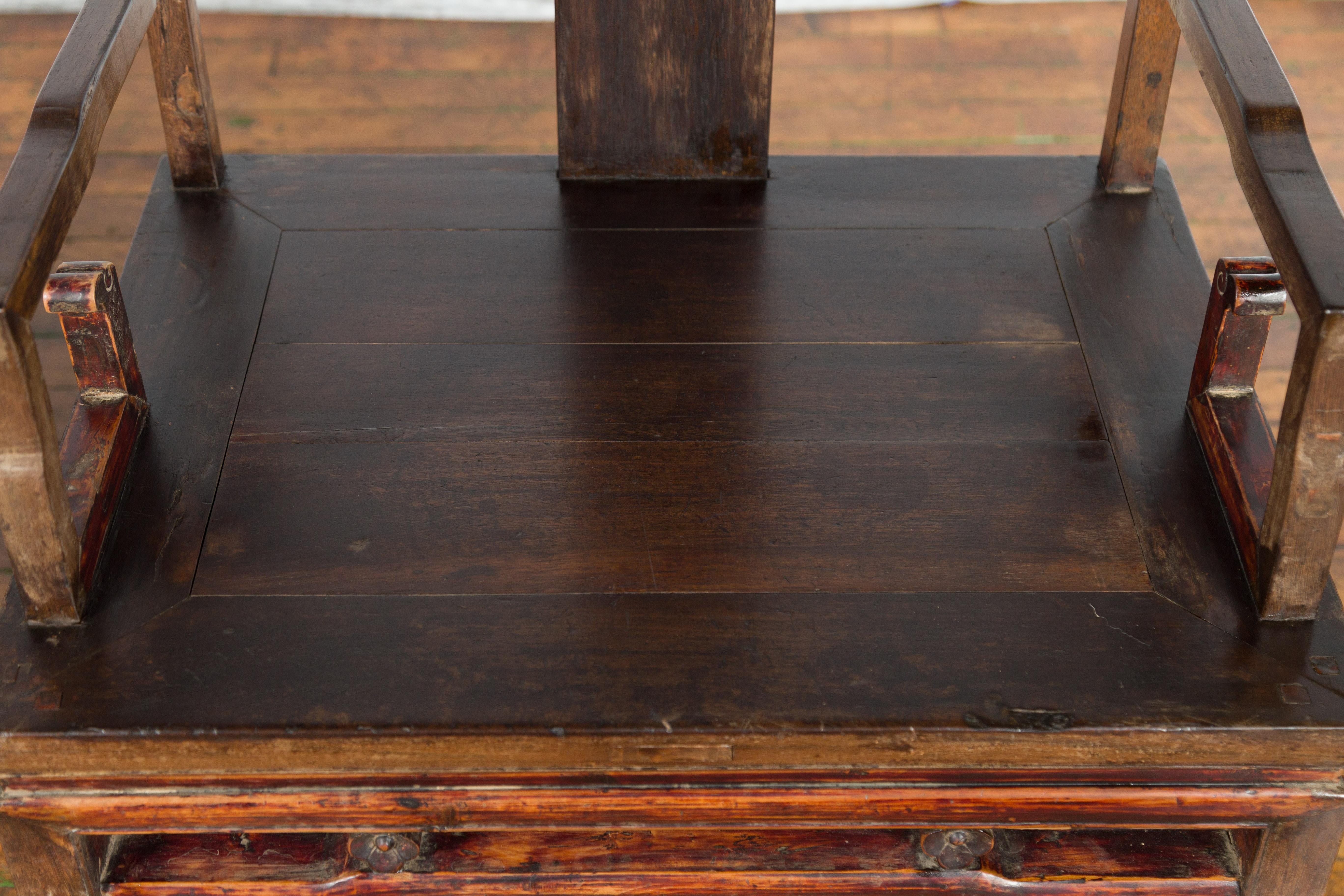 Paire de fauteuils de la dynastie Qing du 19e siècle avec tablier sculpté de fleurs en vente 7