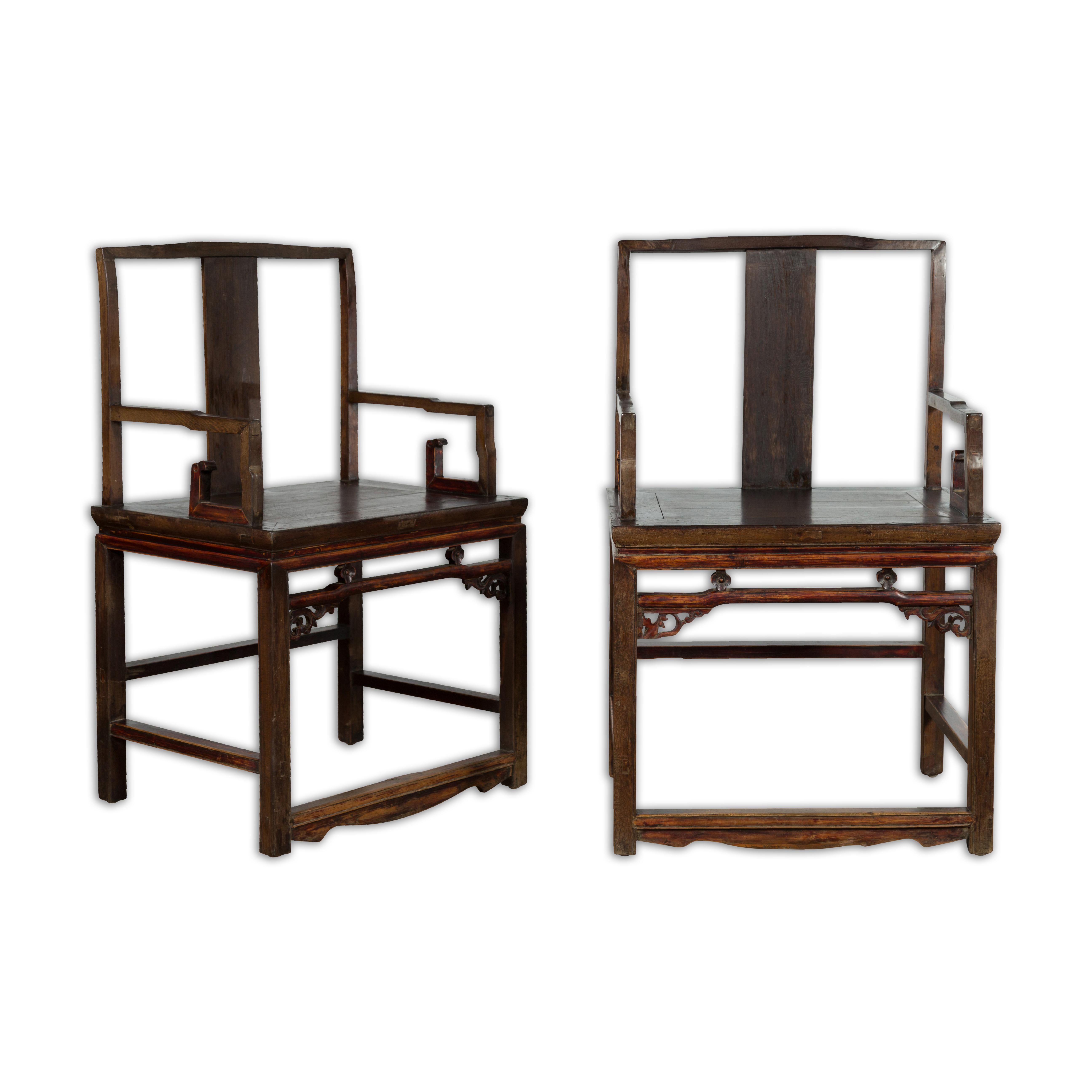 Paar chinesische Sessel aus der Qing-Dynastie des 19. Jahrhunderts mit geblümter geschnitzter Schürze im Angebot 11