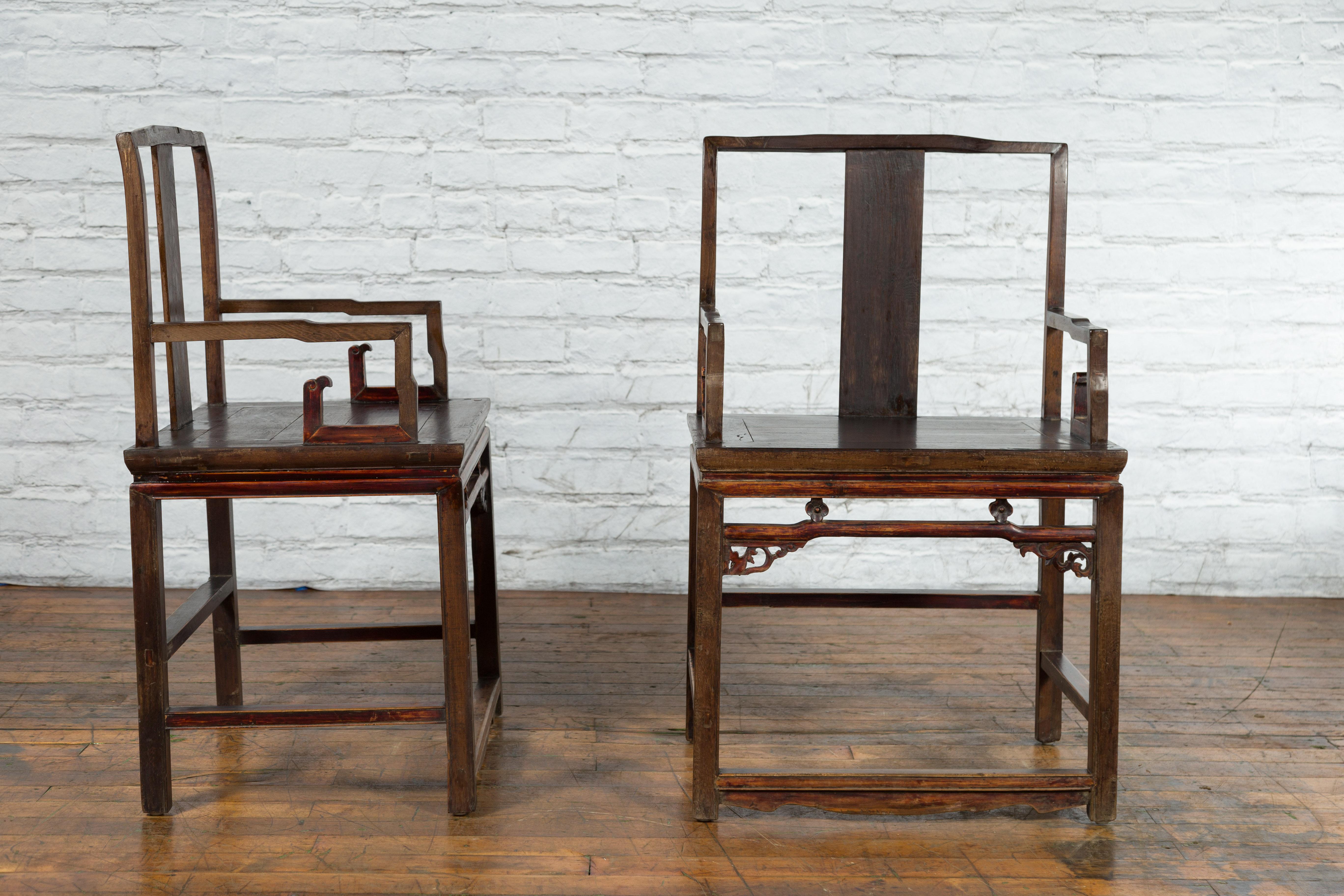 Paar chinesische Sessel aus der Qing-Dynastie des 19. Jahrhunderts mit geblümter geschnitzter Schürze im Zustand „Gut“ im Angebot in Yonkers, NY