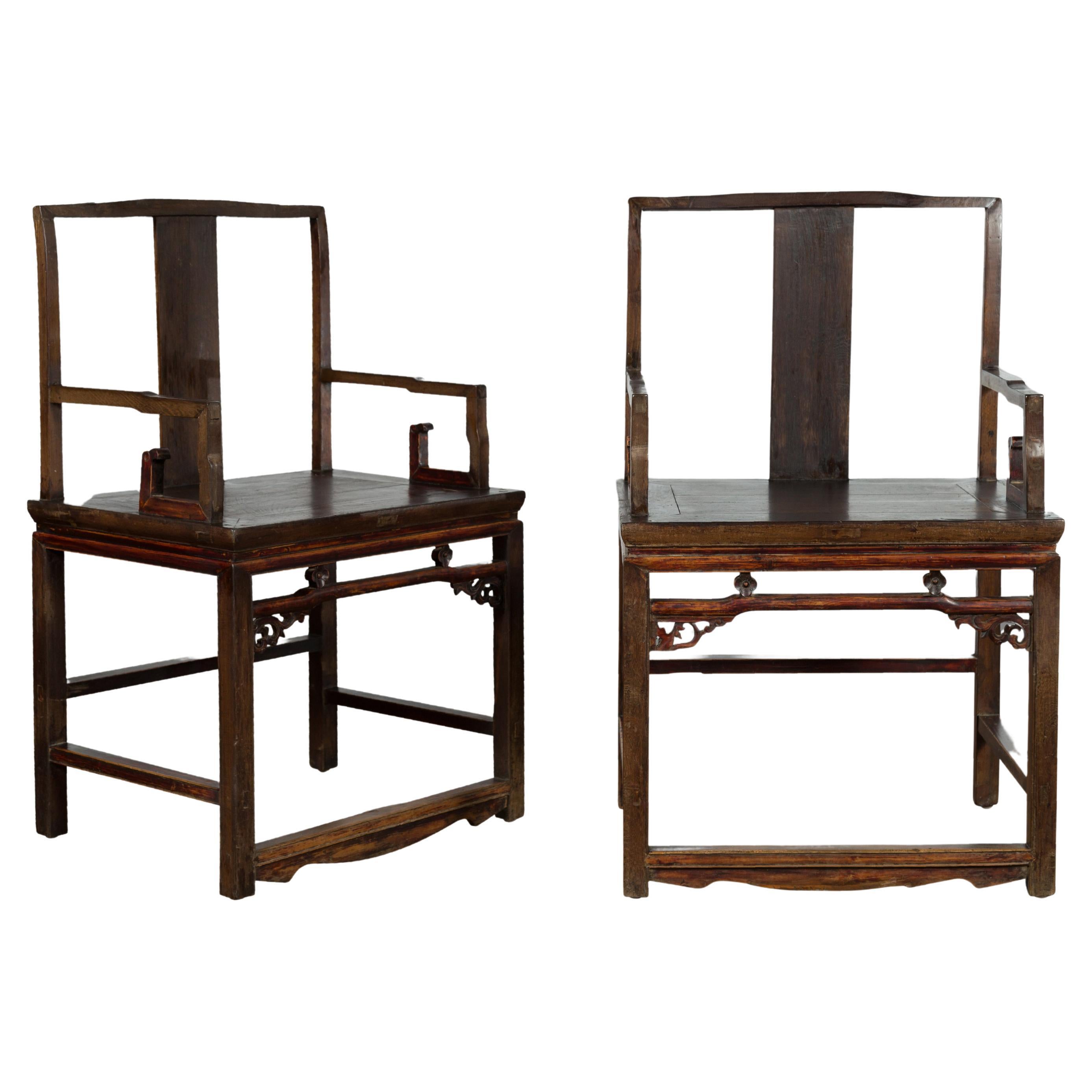 Paar chinesische Sessel aus der Qing-Dynastie des 19. Jahrhunderts mit geblümter geschnitzter Schürze