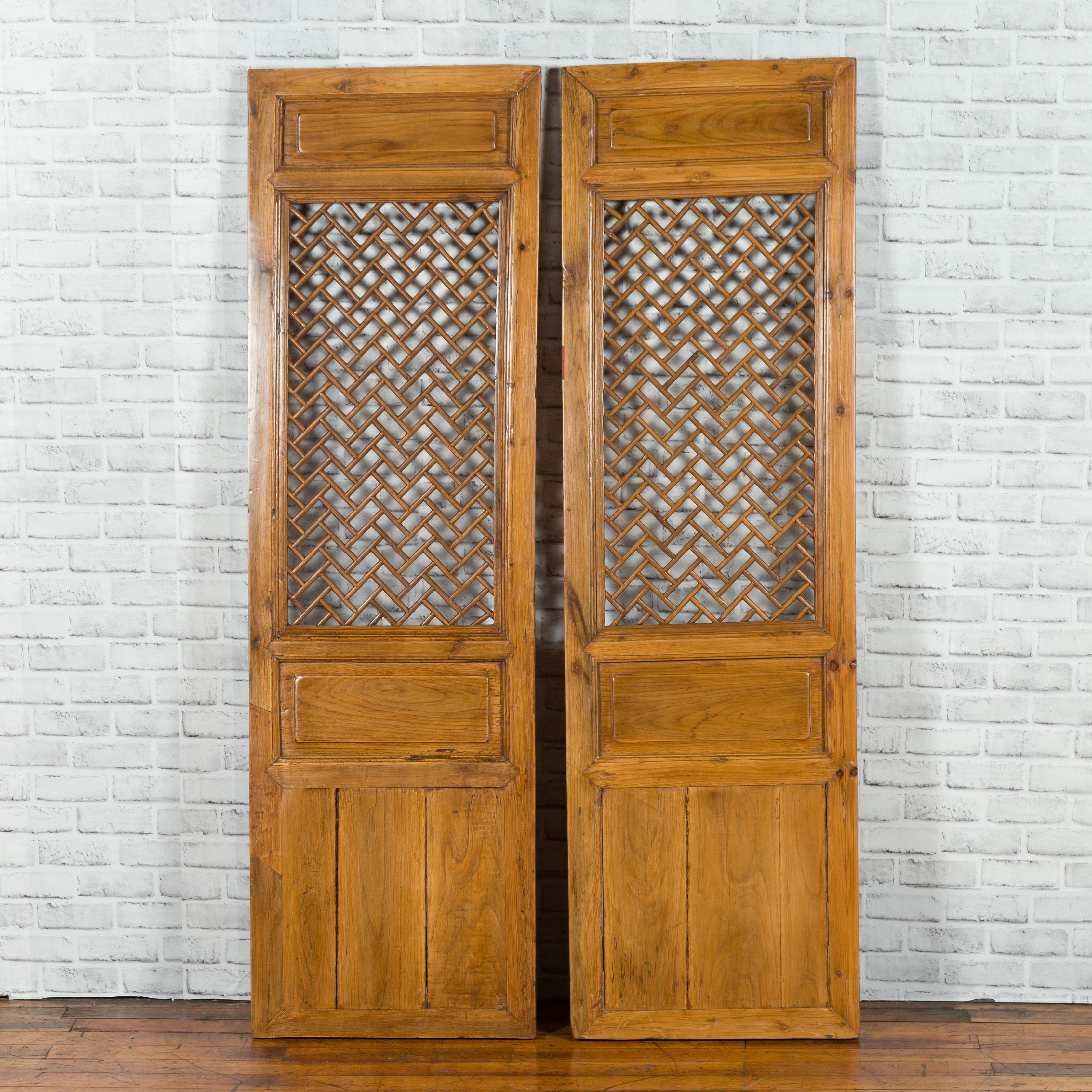 Pair of Chinese Qing Dynasty 19th Century Carved Screens with Fretwork Motifs In Good Condition In Yonkers, NY