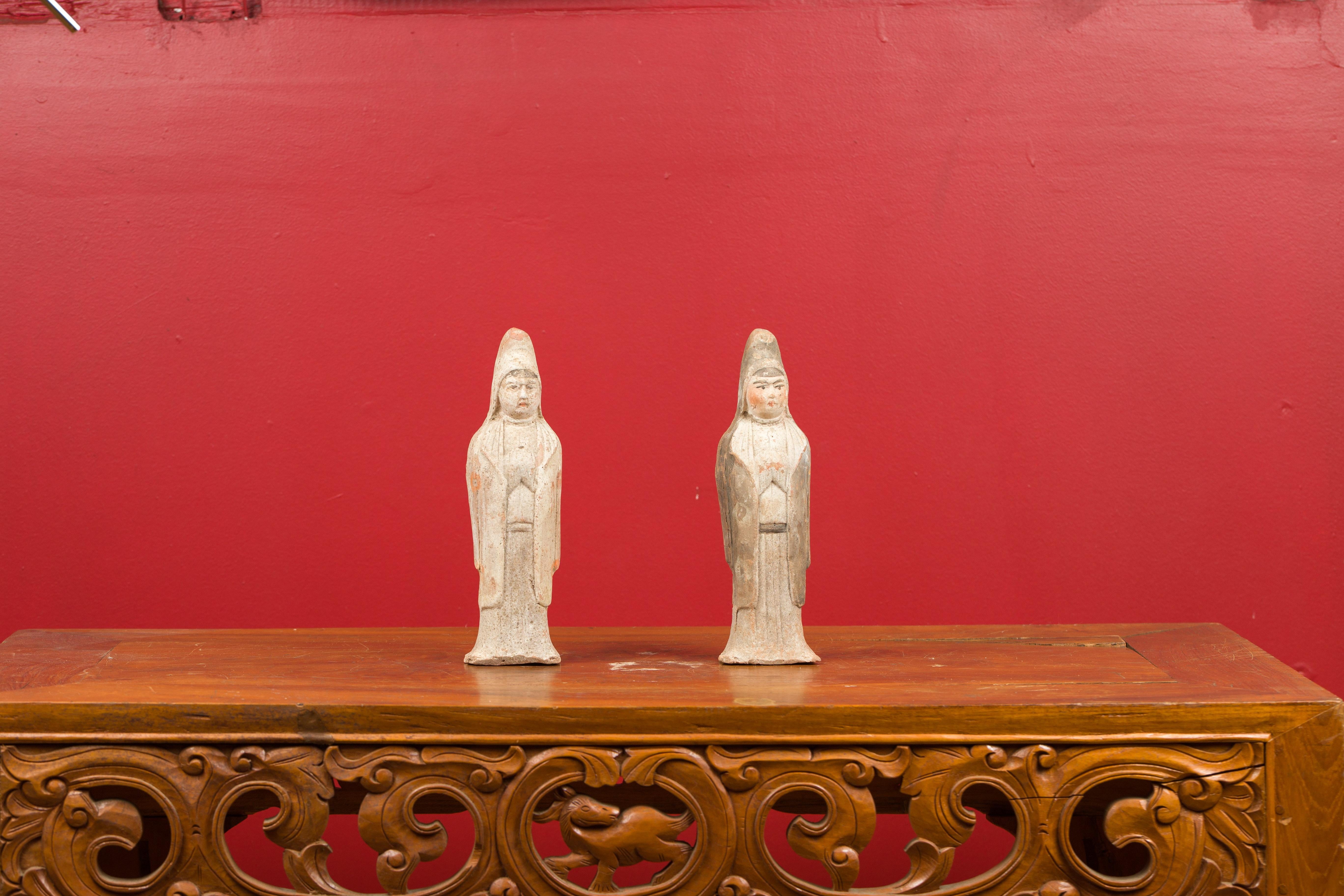 Chinois Paire de petites statues en terre cuite peintes à la main, dynastie Qing, début du 20e siècle en vente
