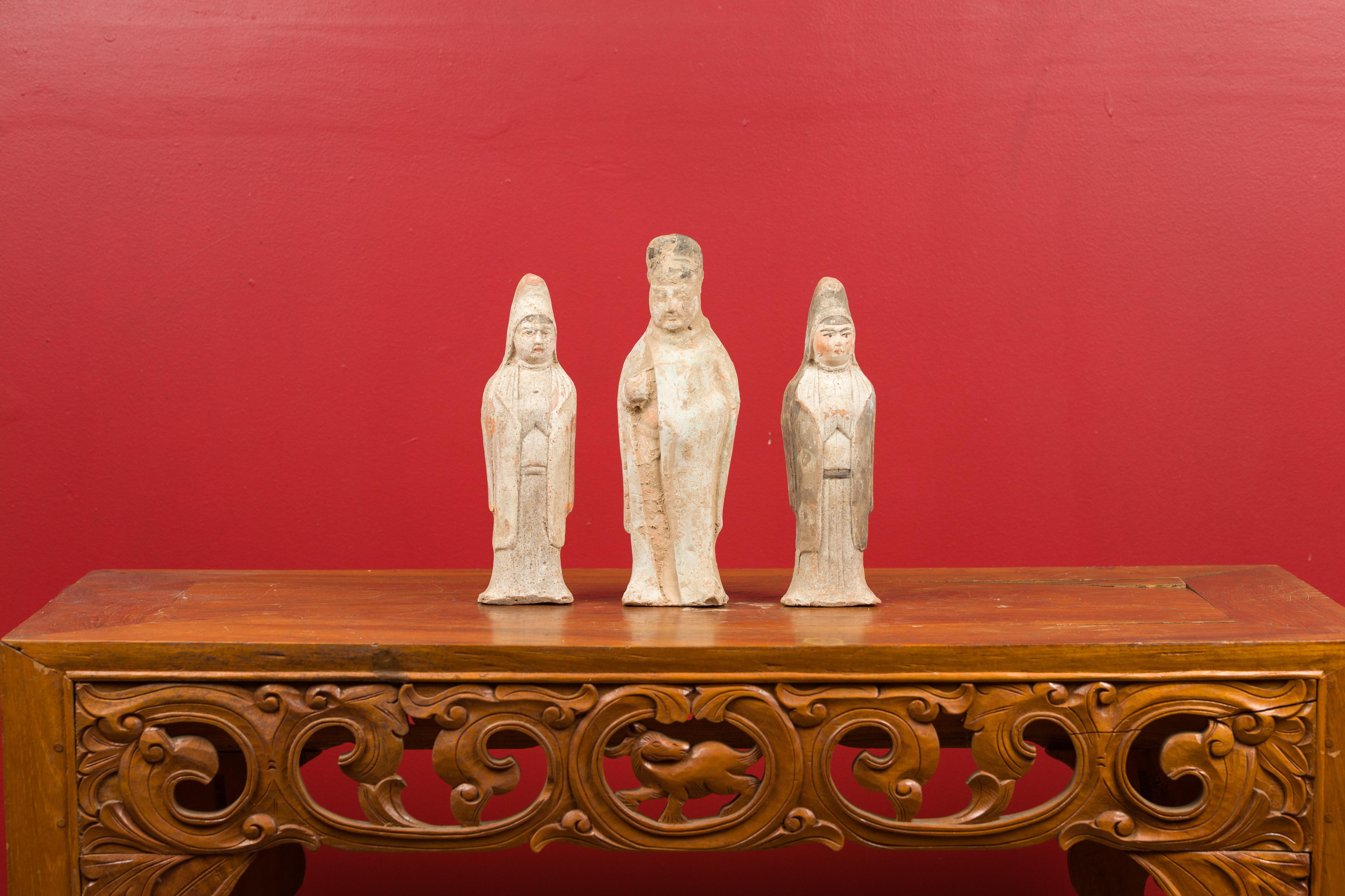 Peint à la main Paire de petites statues en terre cuite peintes à la main, dynastie Qing, début du 20e siècle en vente